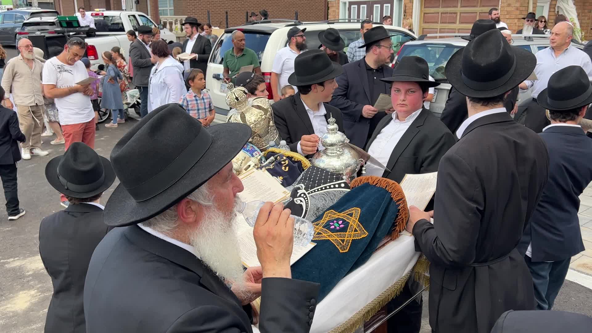 Procession to bring the Torah to the new synagogue