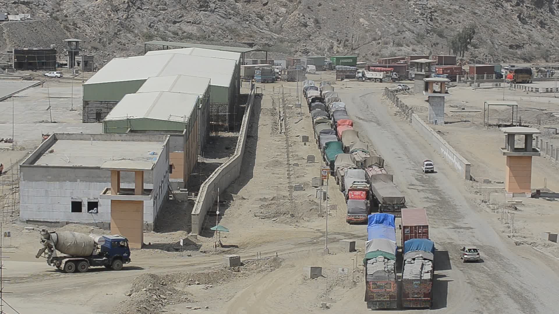 Key Pakistan-Afghanistan border crossing closed for second day after clashes
