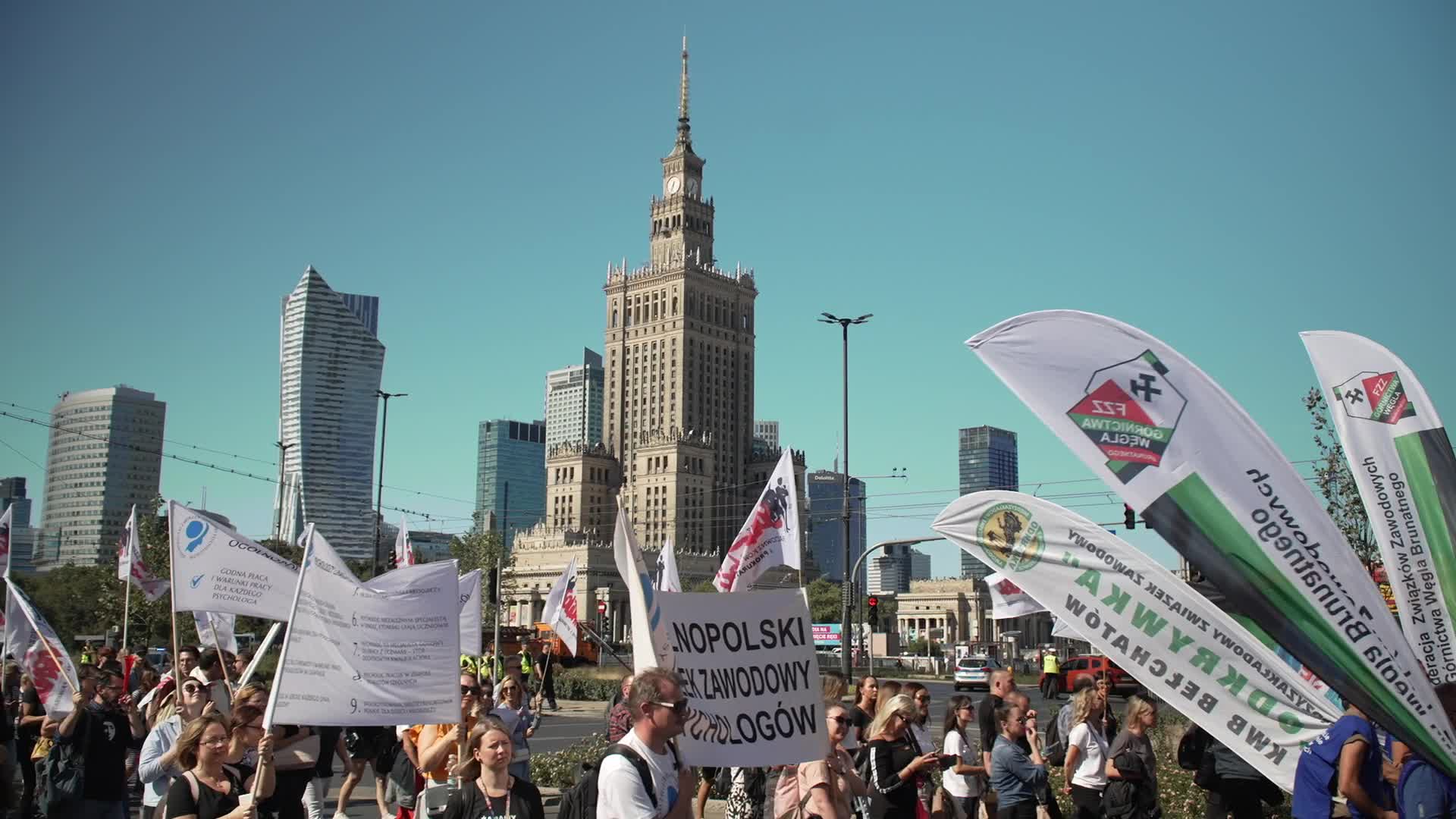 Thousands of Government Workers Protest in Warsaw