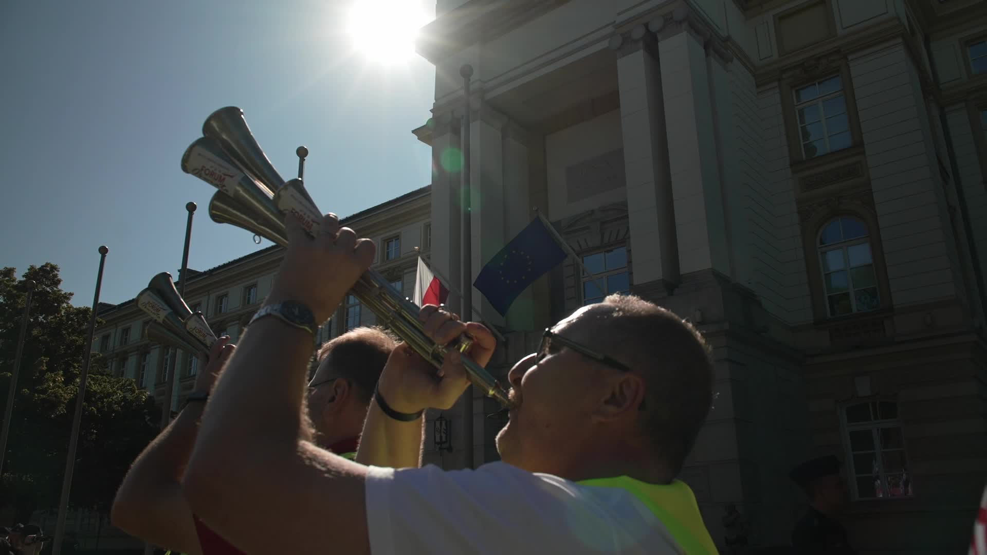 Thousands of Government Workers Protest in Warsaw