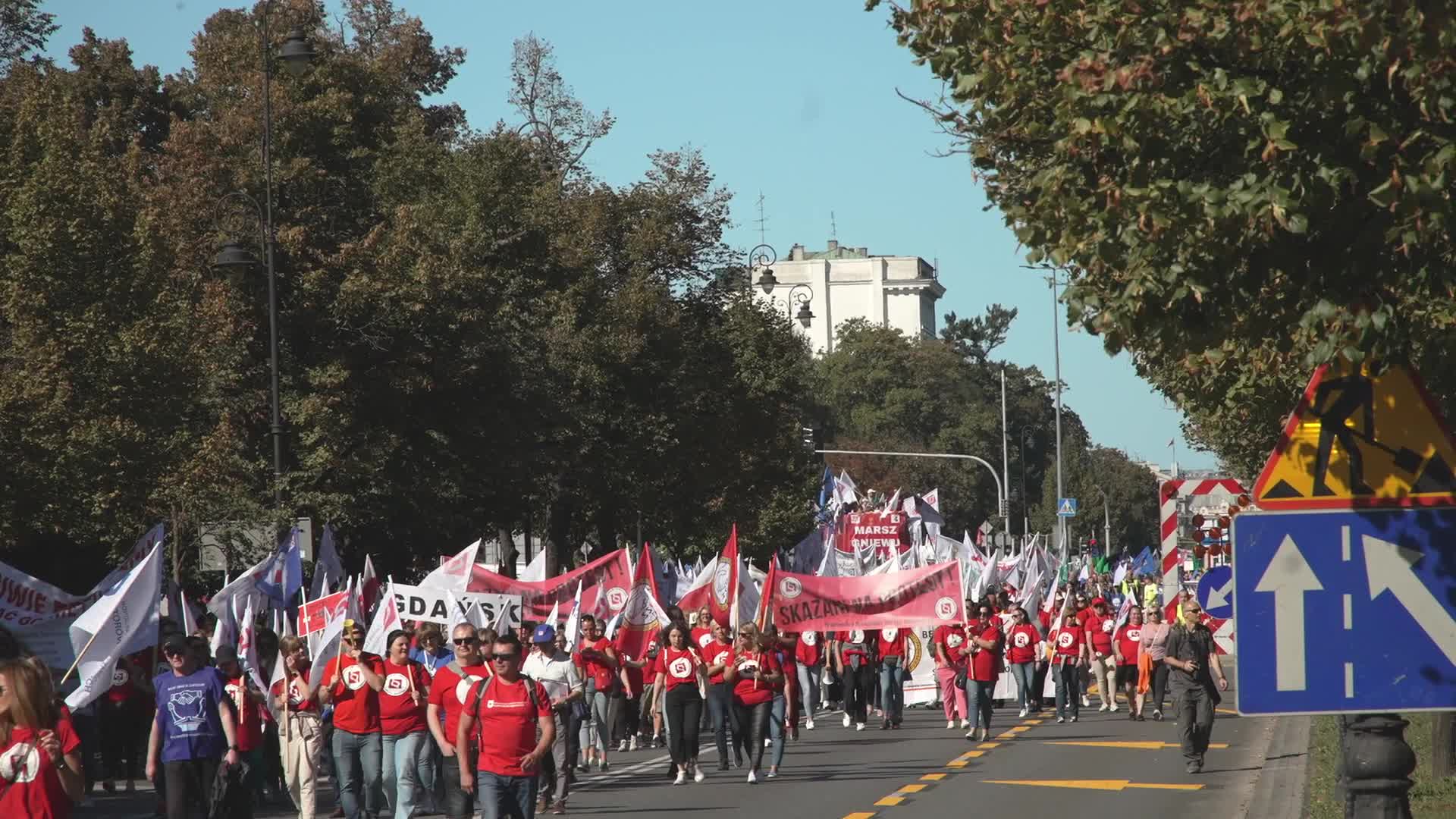 Thousands of Government Workers Protest in Warsaw