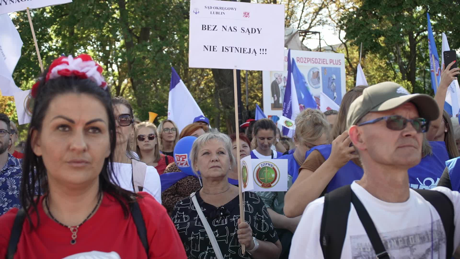 Thousands of Government Workers Protest in Warsaw