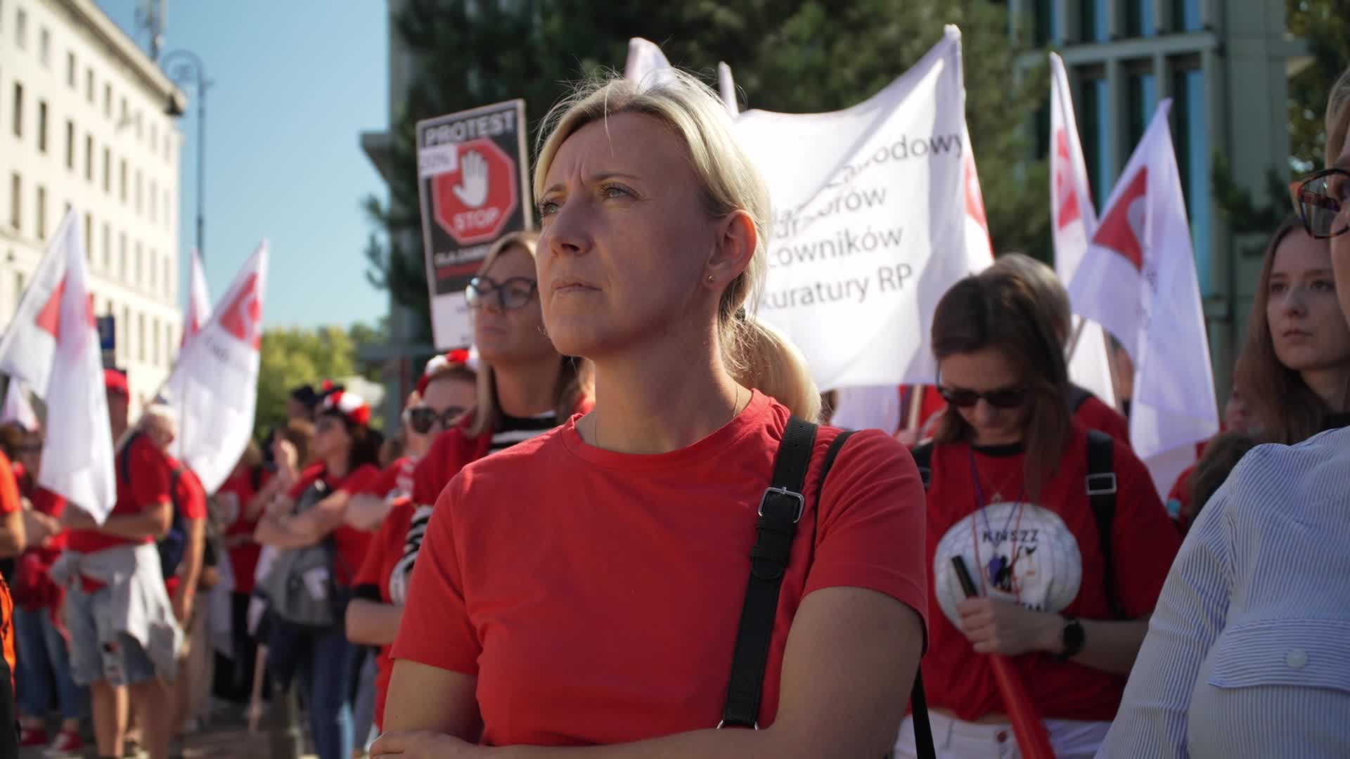Thousands of Government Workers Protest in Warsaw
