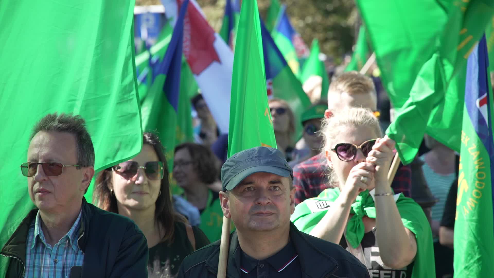 Thousands of Government Workers Protest in Warsaw