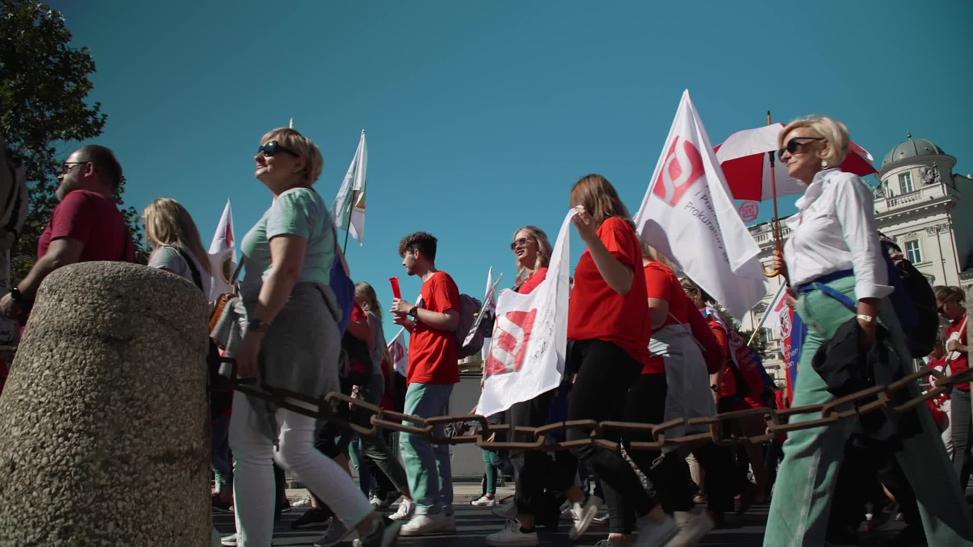 Thousands of Government Workers Protest in Warsaw