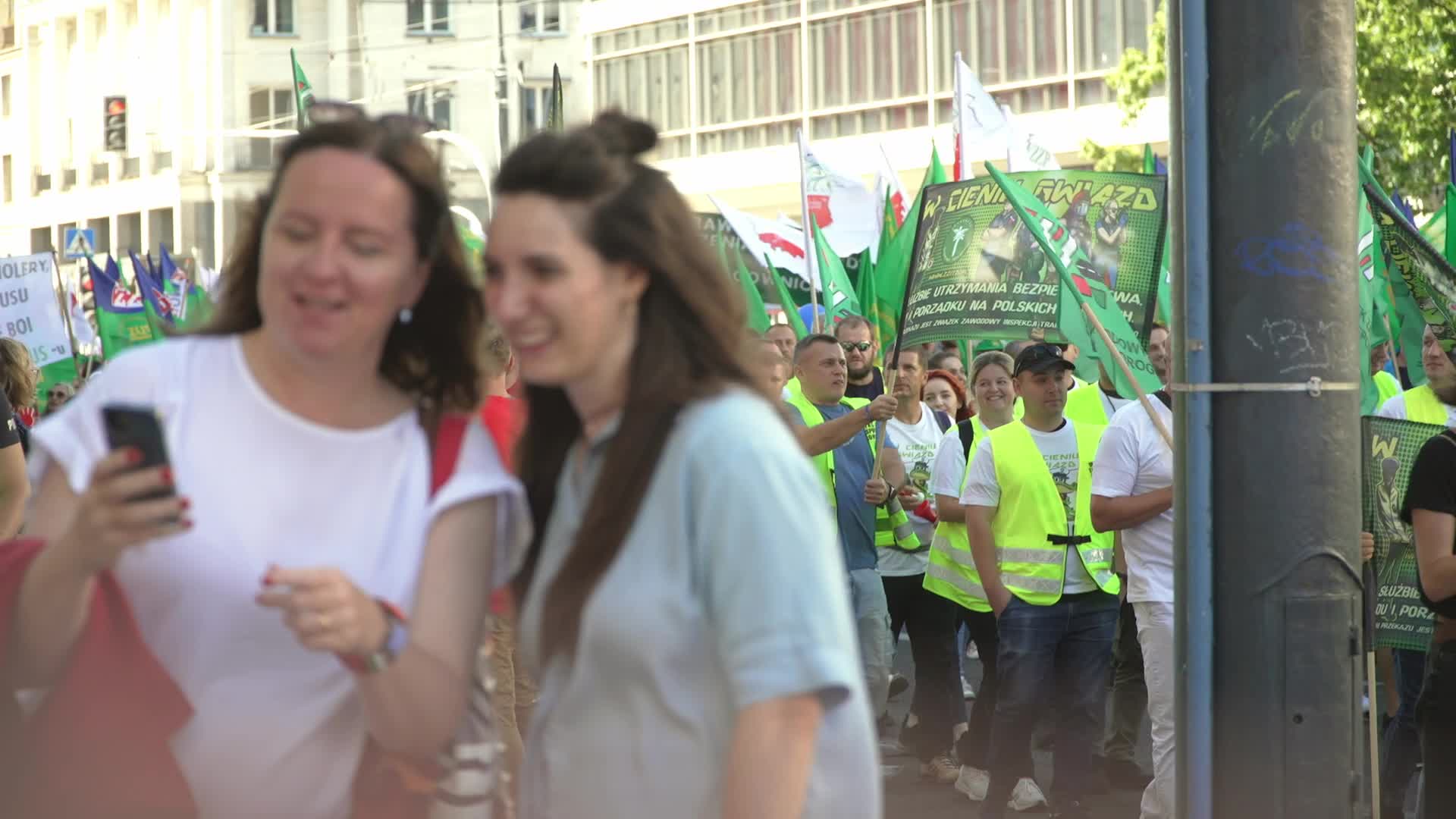 Thousands of Government Workers Protest in Warsaw