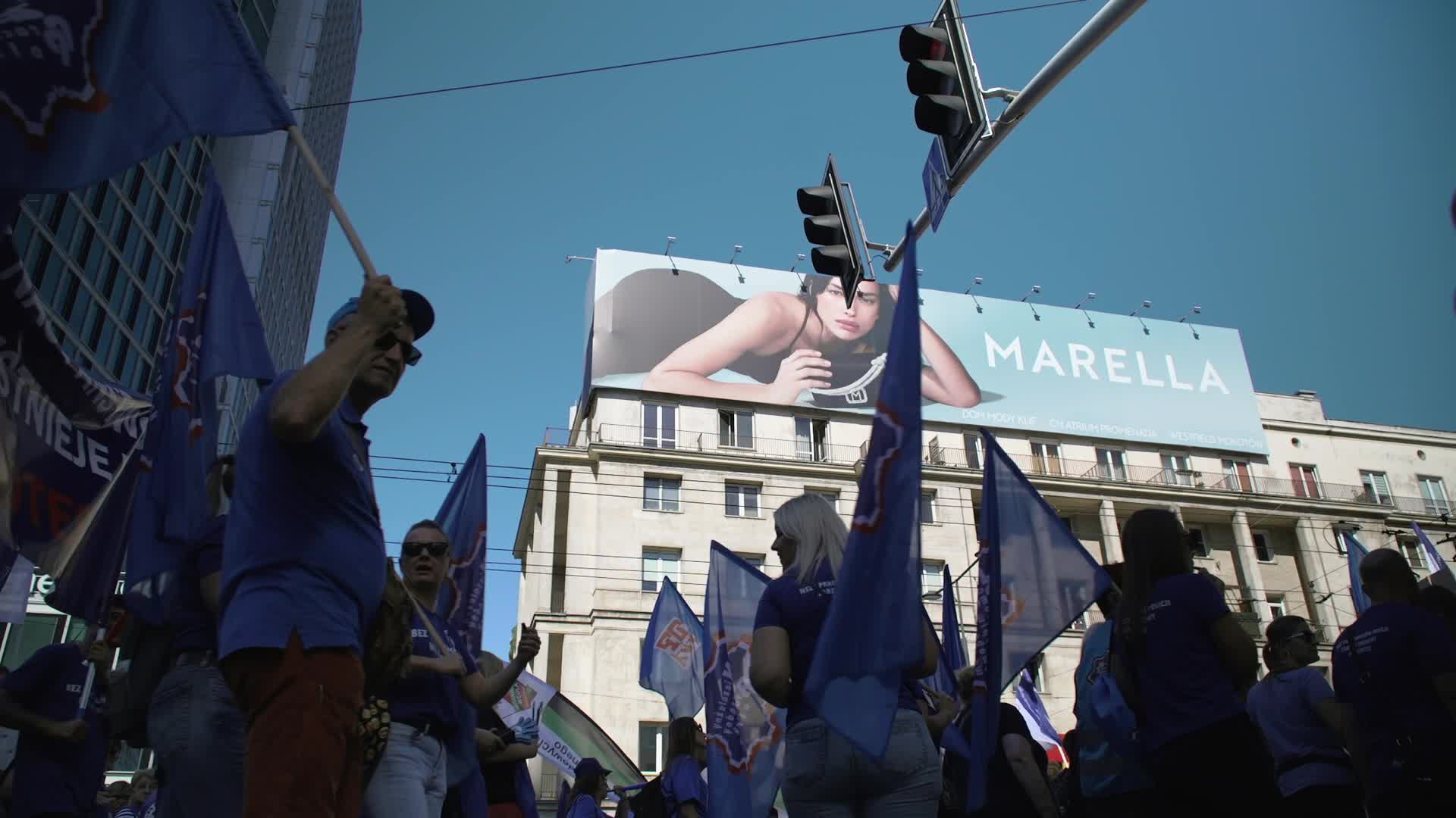 Thousands of Government Workers Protest in Warsaw