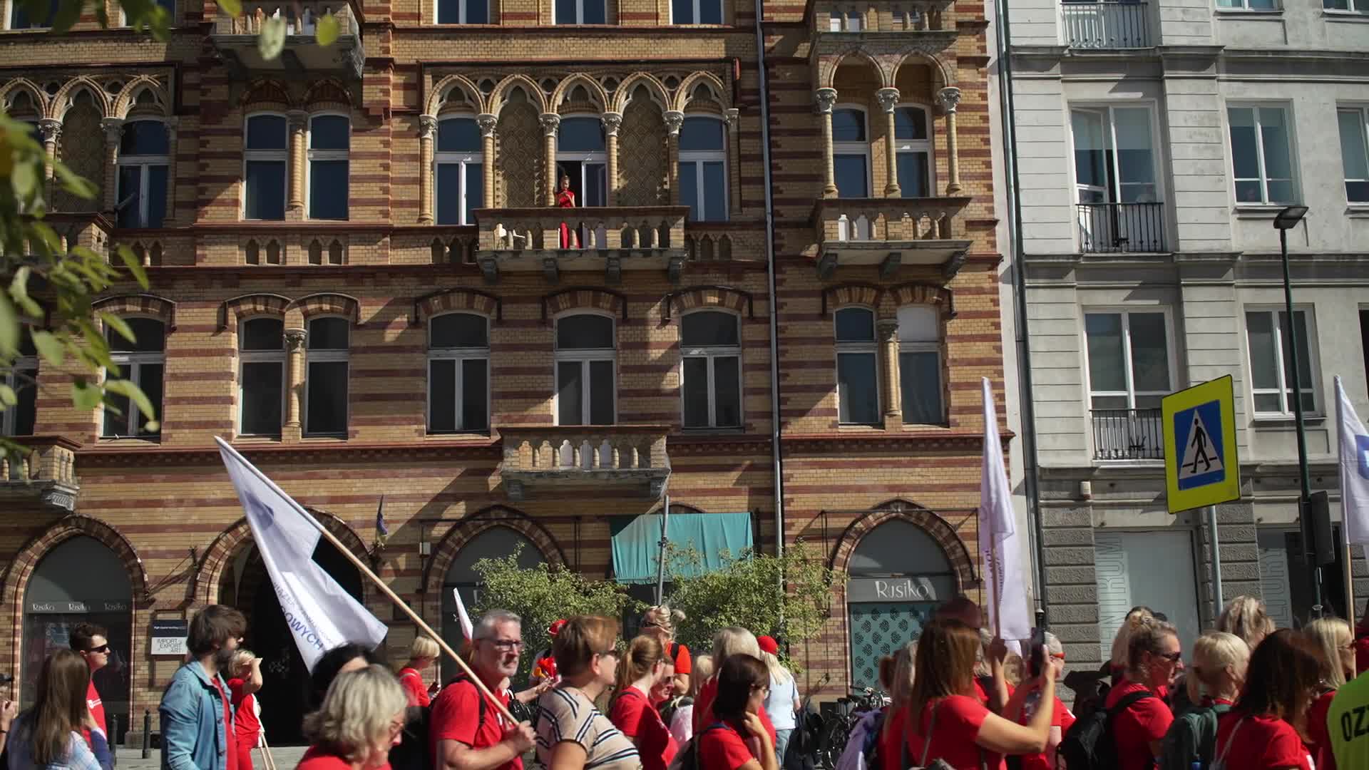 Thousands of government workers protest in Warsaw