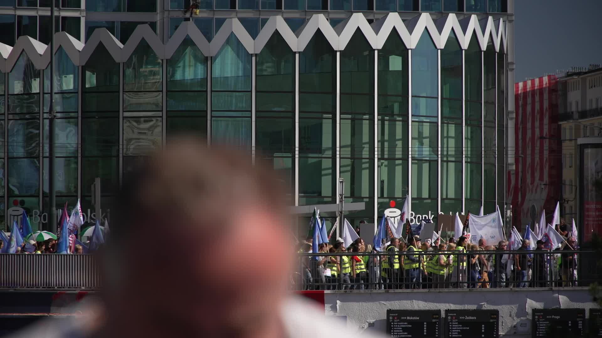 Thousands of government workers protest in Warsaw