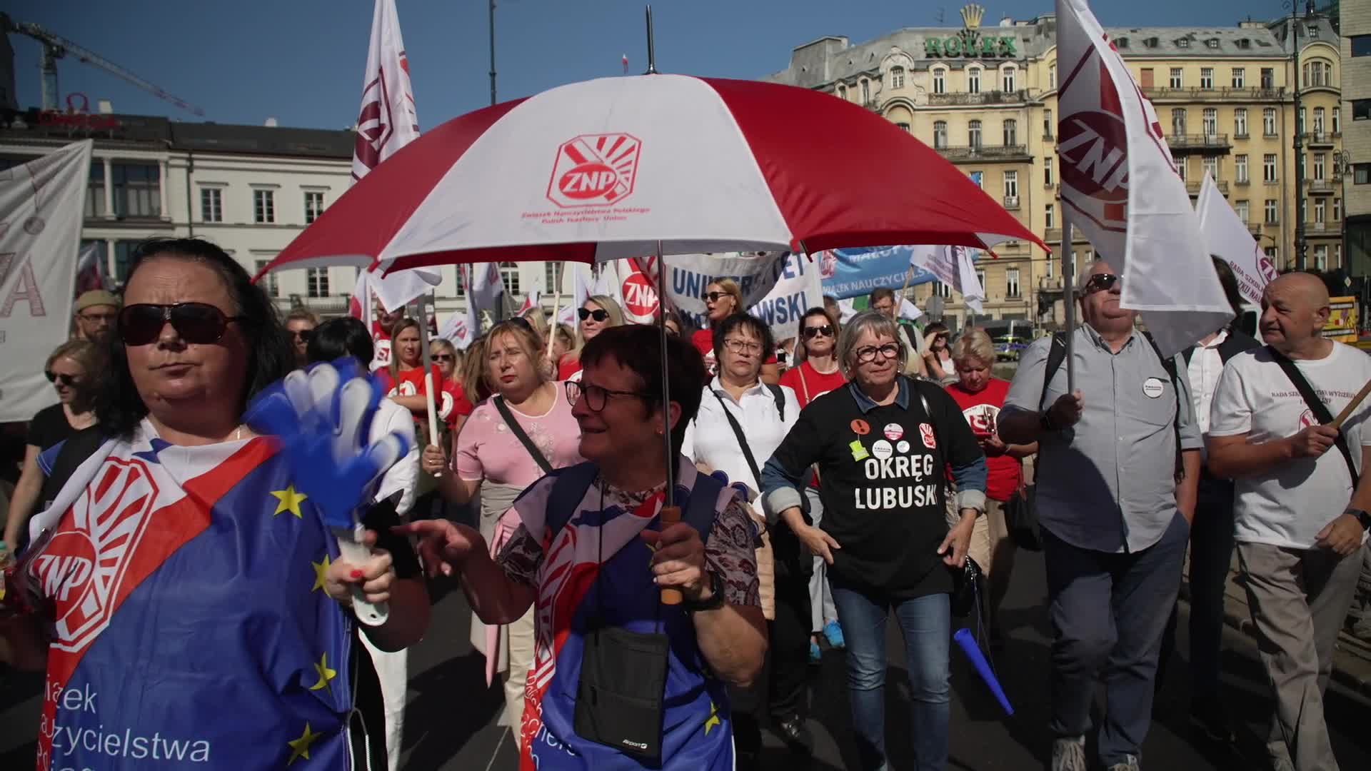 Thousands of government workers protest in Warsaw
