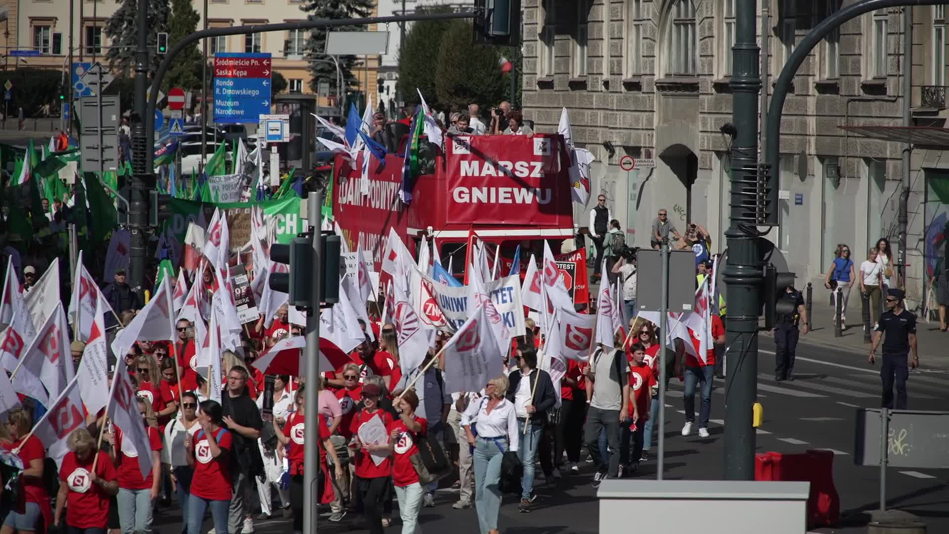 Thousands of government workers protest in Warsaw