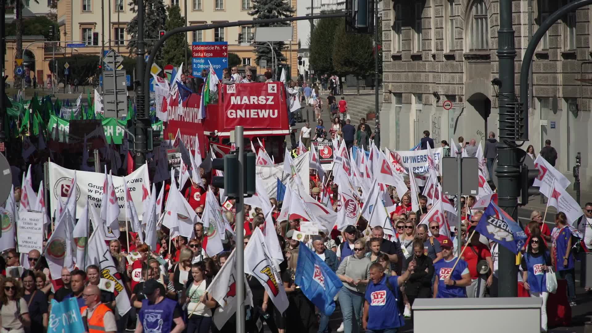 Thousands of government workers protest in Warsaw