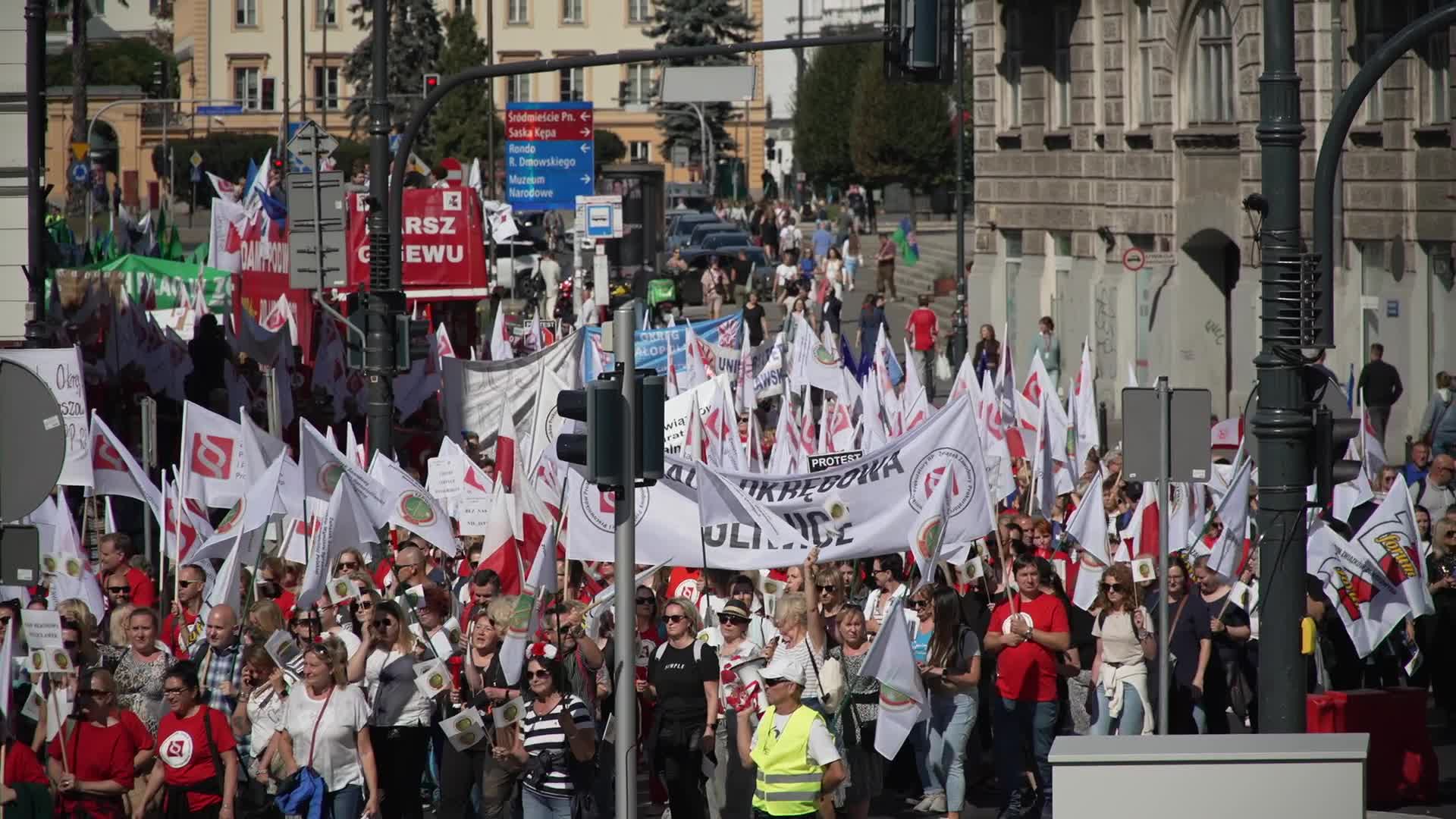 Thousands of government workers protest in Warsaw