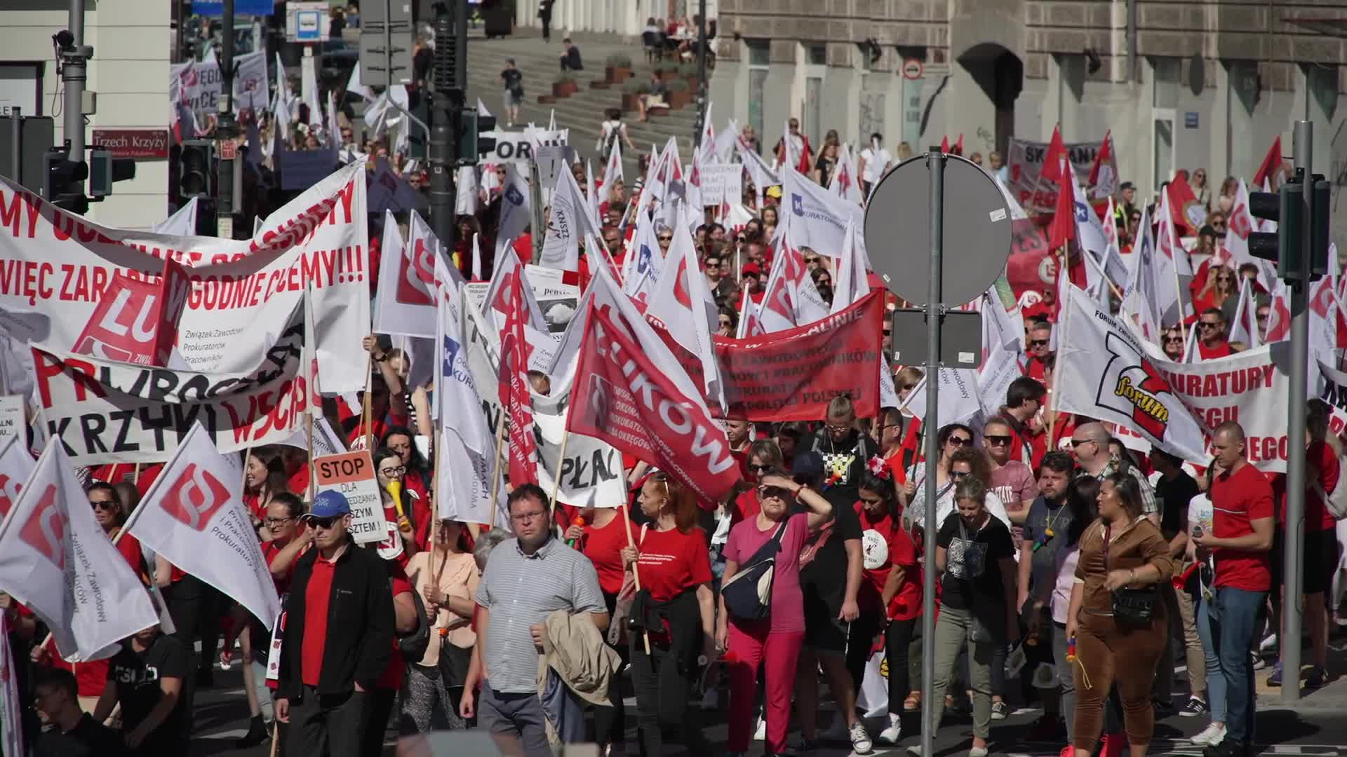 Thousands of government workers protest in Warsaw