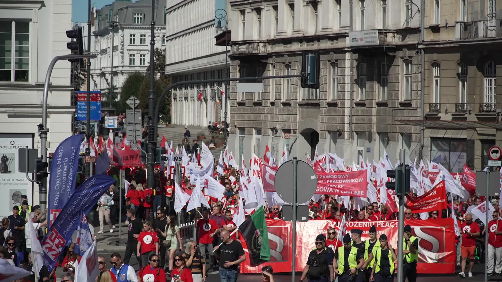 Thousands of government workers protest in Warsaw