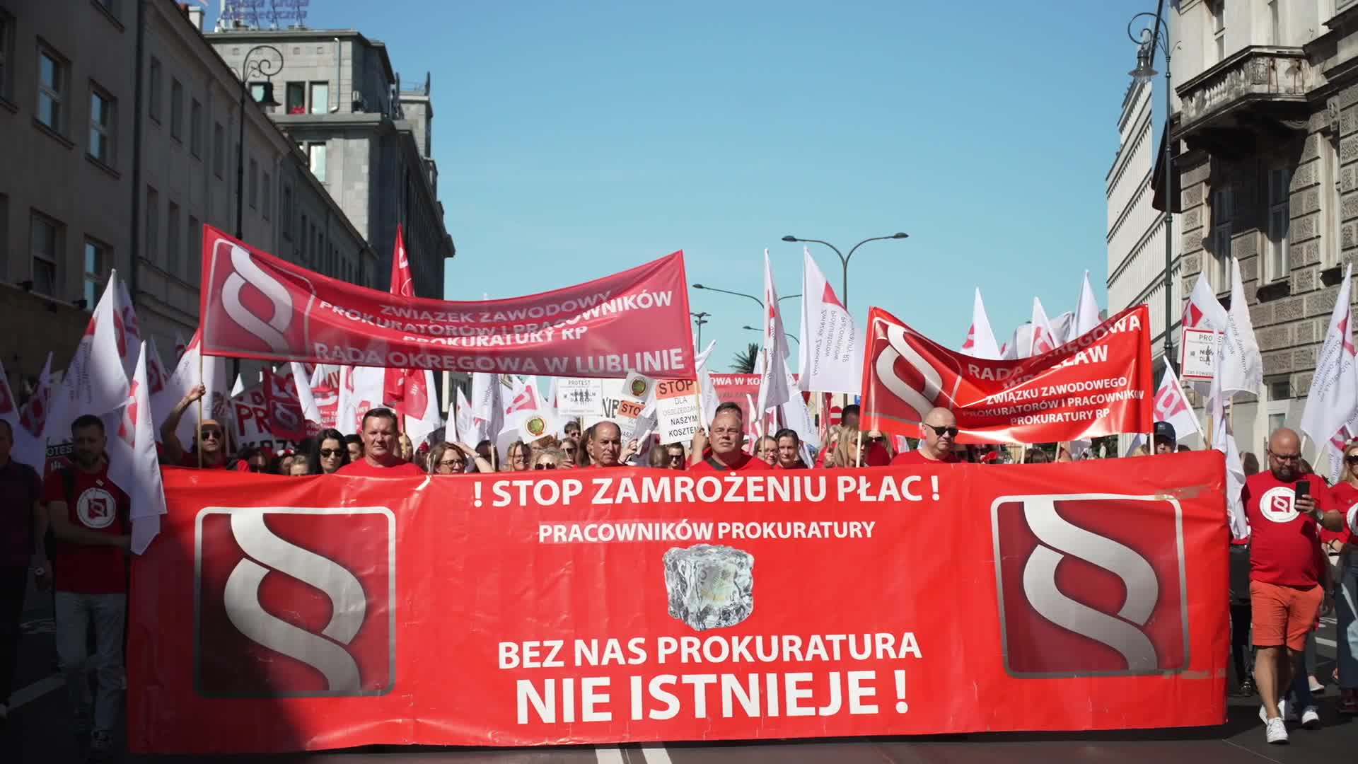 Thousands of government workers protest in Warsaw