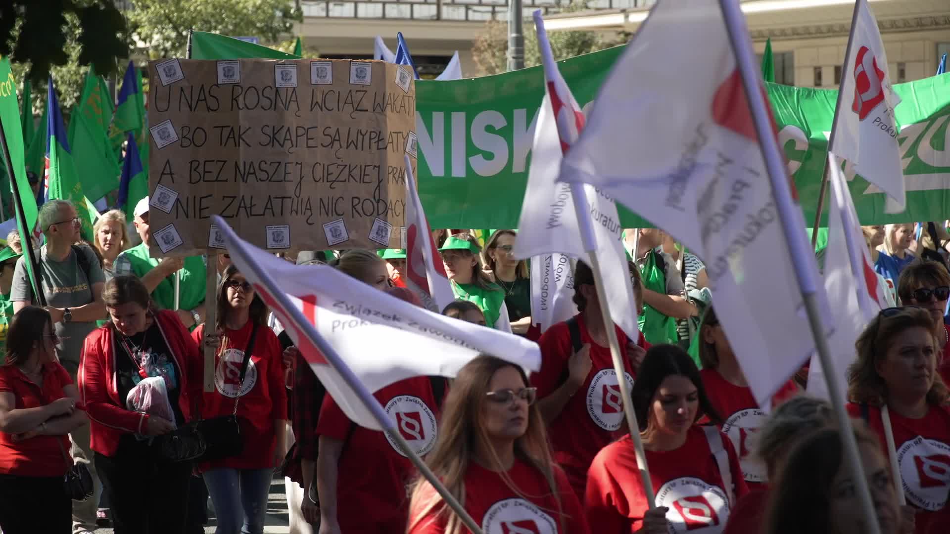 Thousands of government workers protest in Warsaw