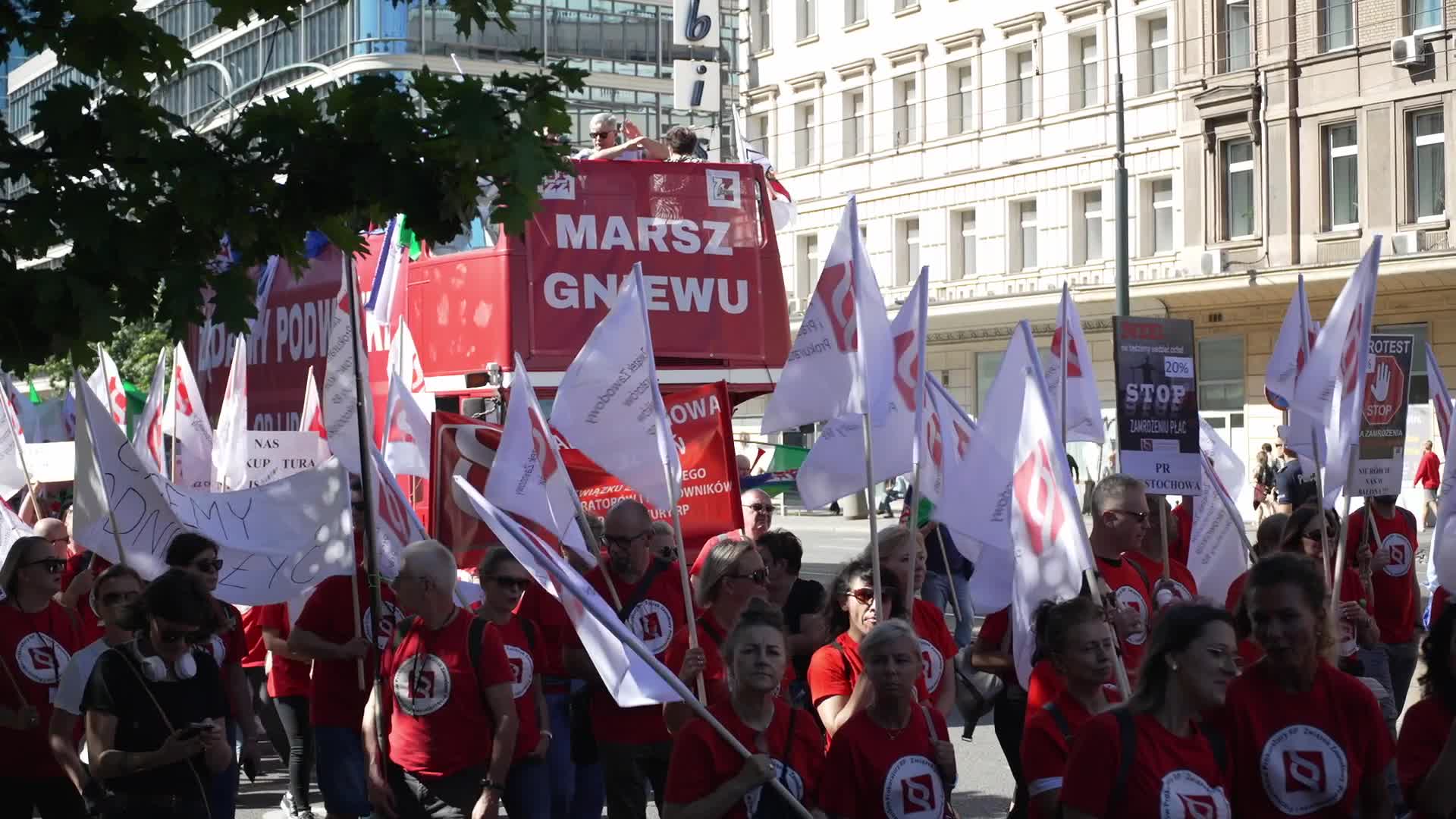 Thousands of government workers protest in Warsaw