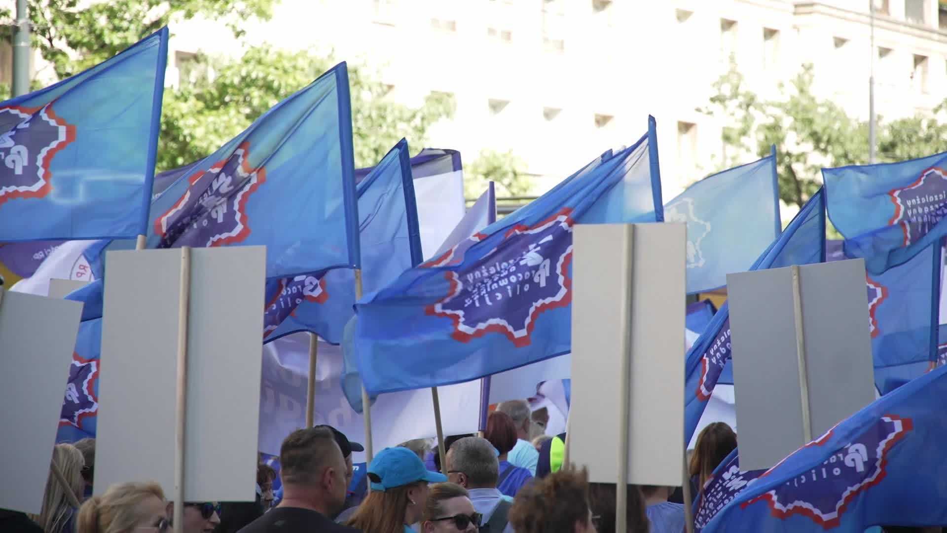 Thousands of government workers protest in Warsaw