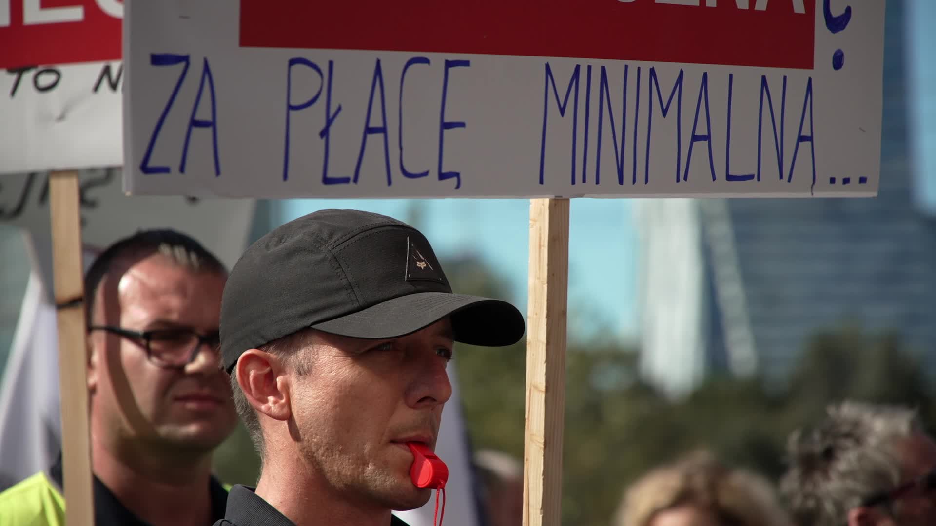 Thousands of government workers protest in Warsaw