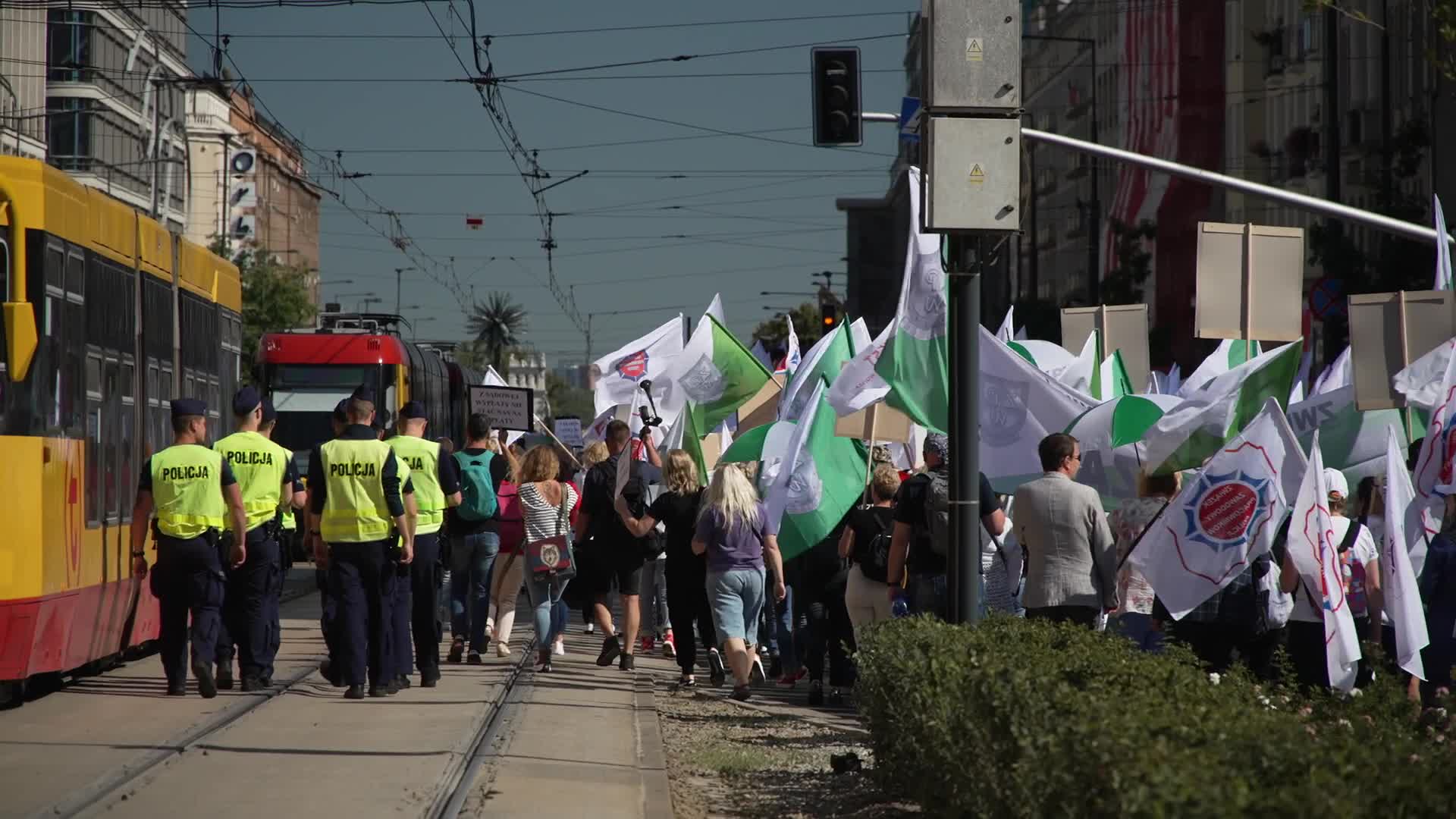 Thousands of government workers protest in Warsaw