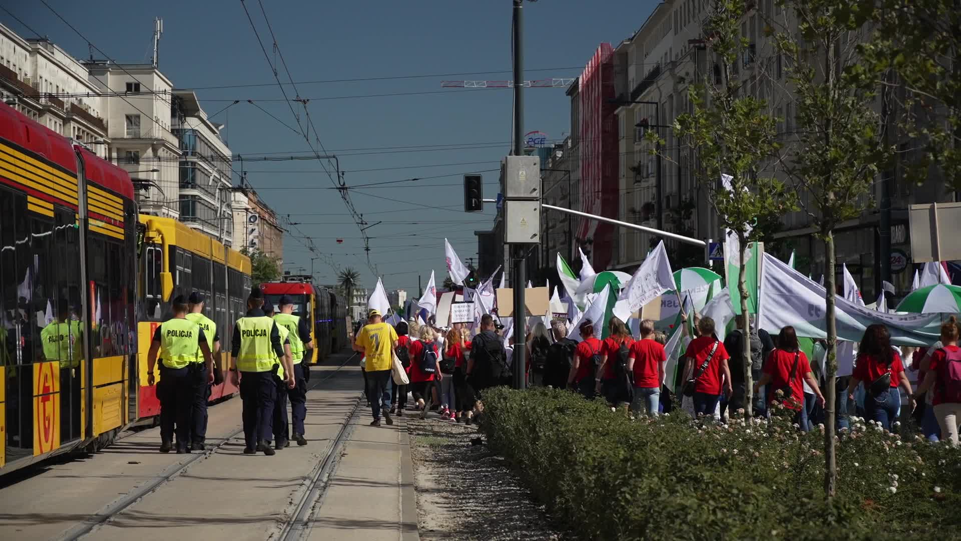 Thousands of government workers protest in Warsaw