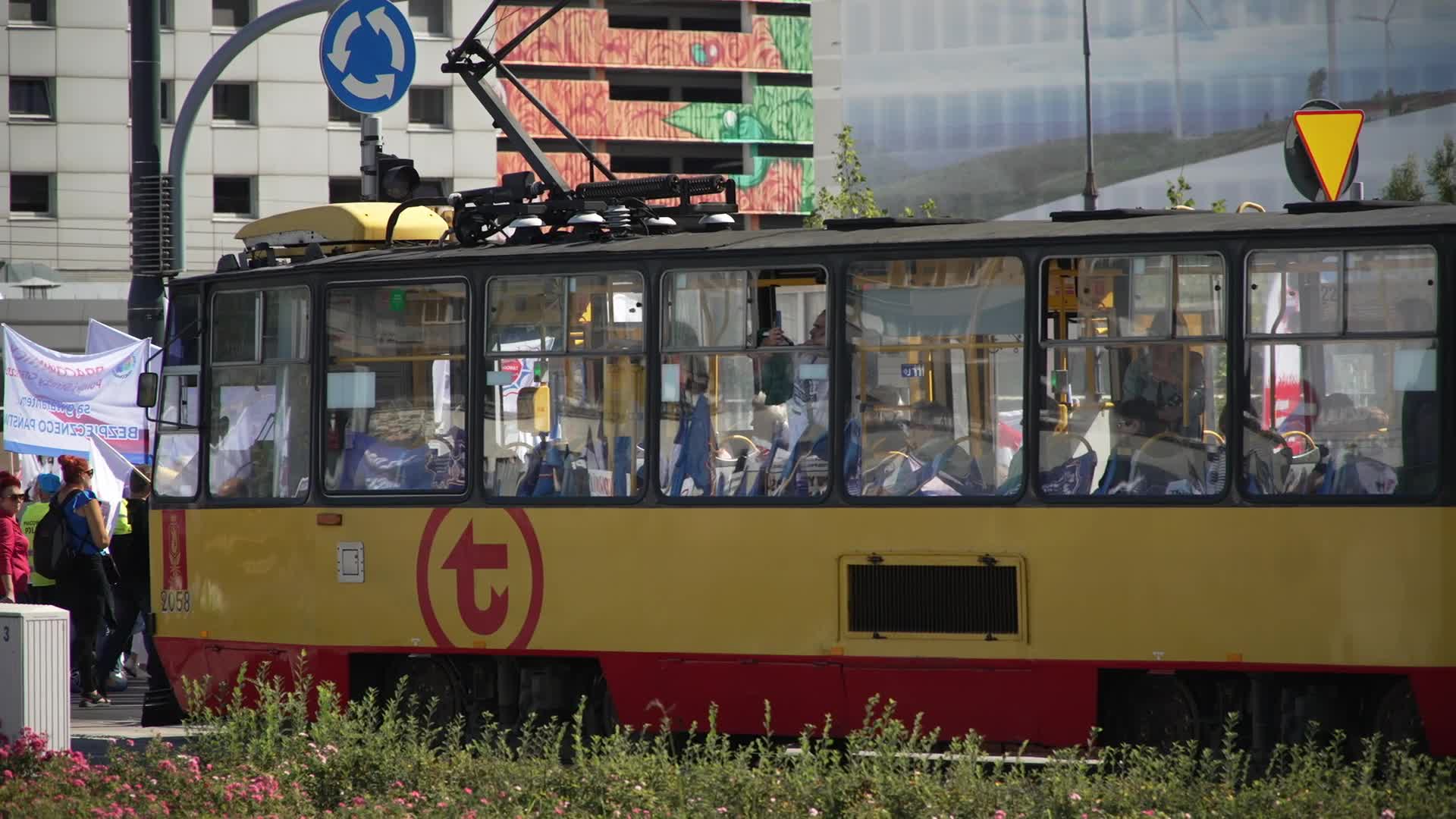 Thousands of government workers protest in Warsaw
