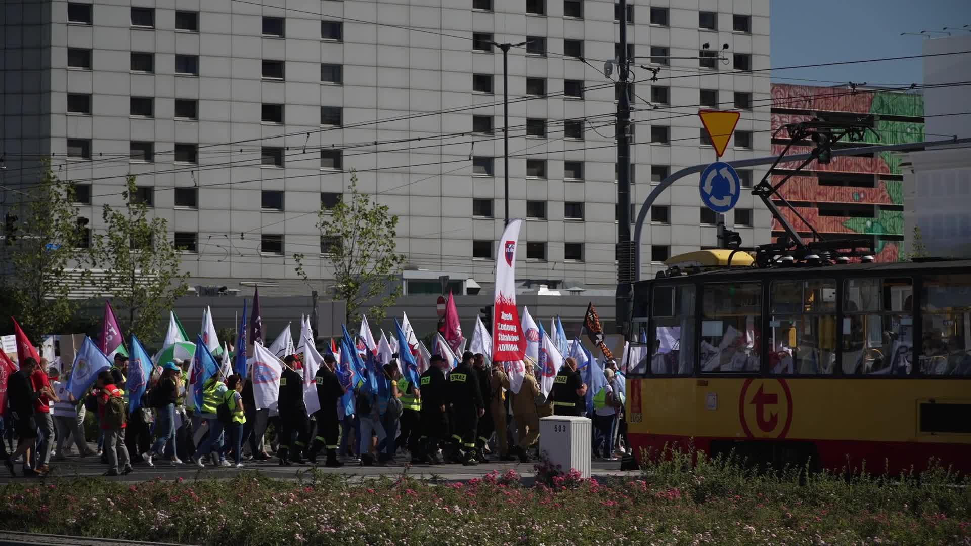 Thousands of government workers protest in Warsaw