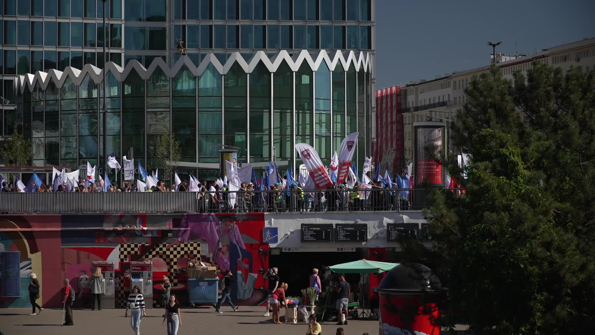 Thousands of government workers protest in Warsaw