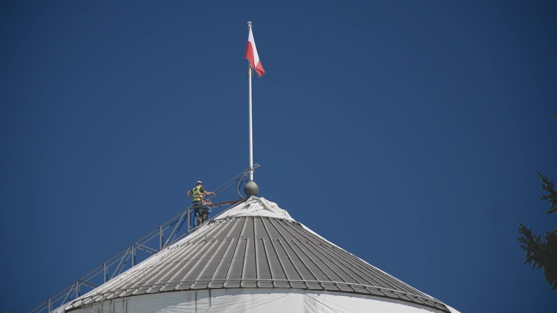 Thousands of government workers rally in Warsaw