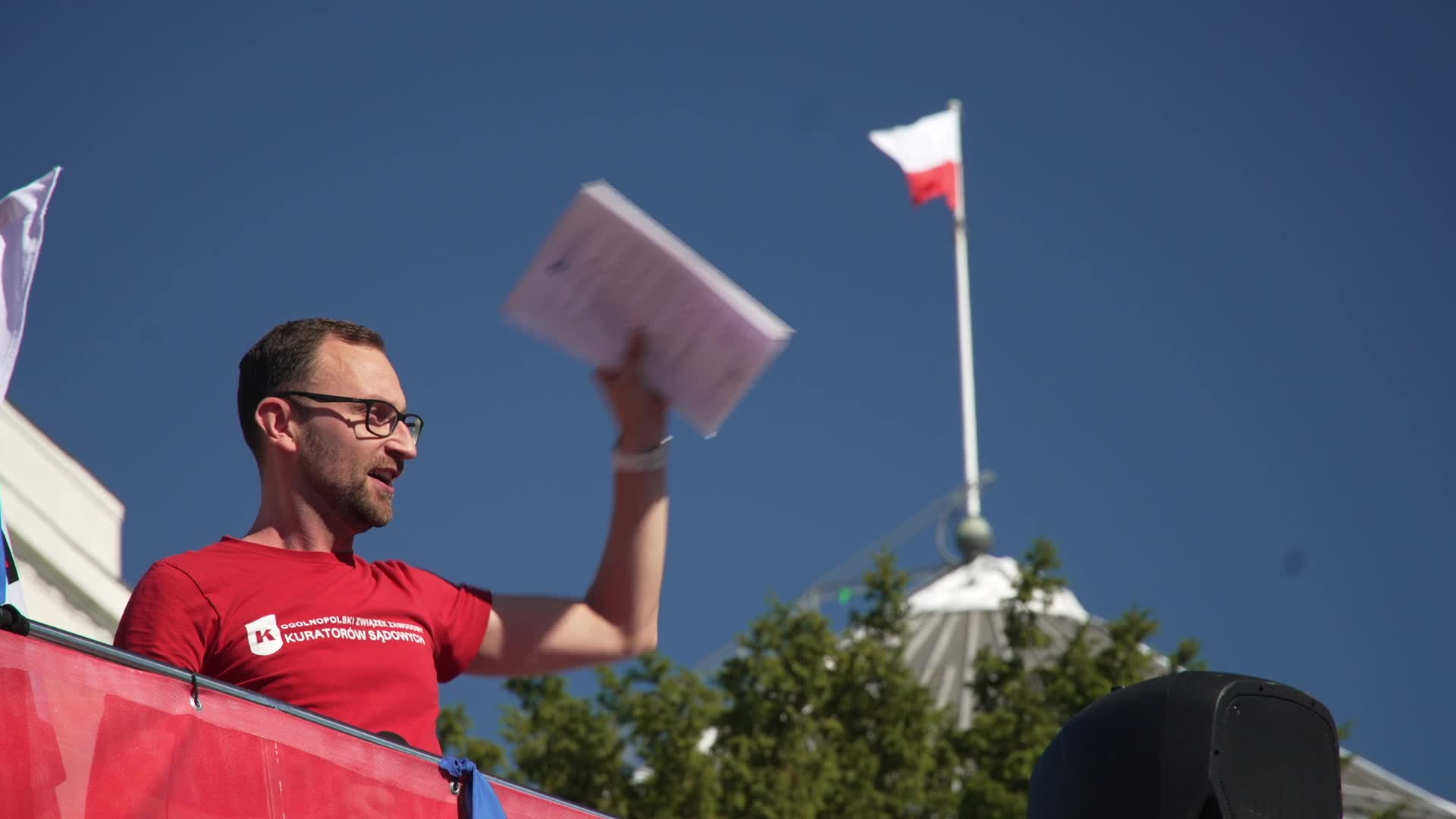 Thousands of government workers rally in Warsaw