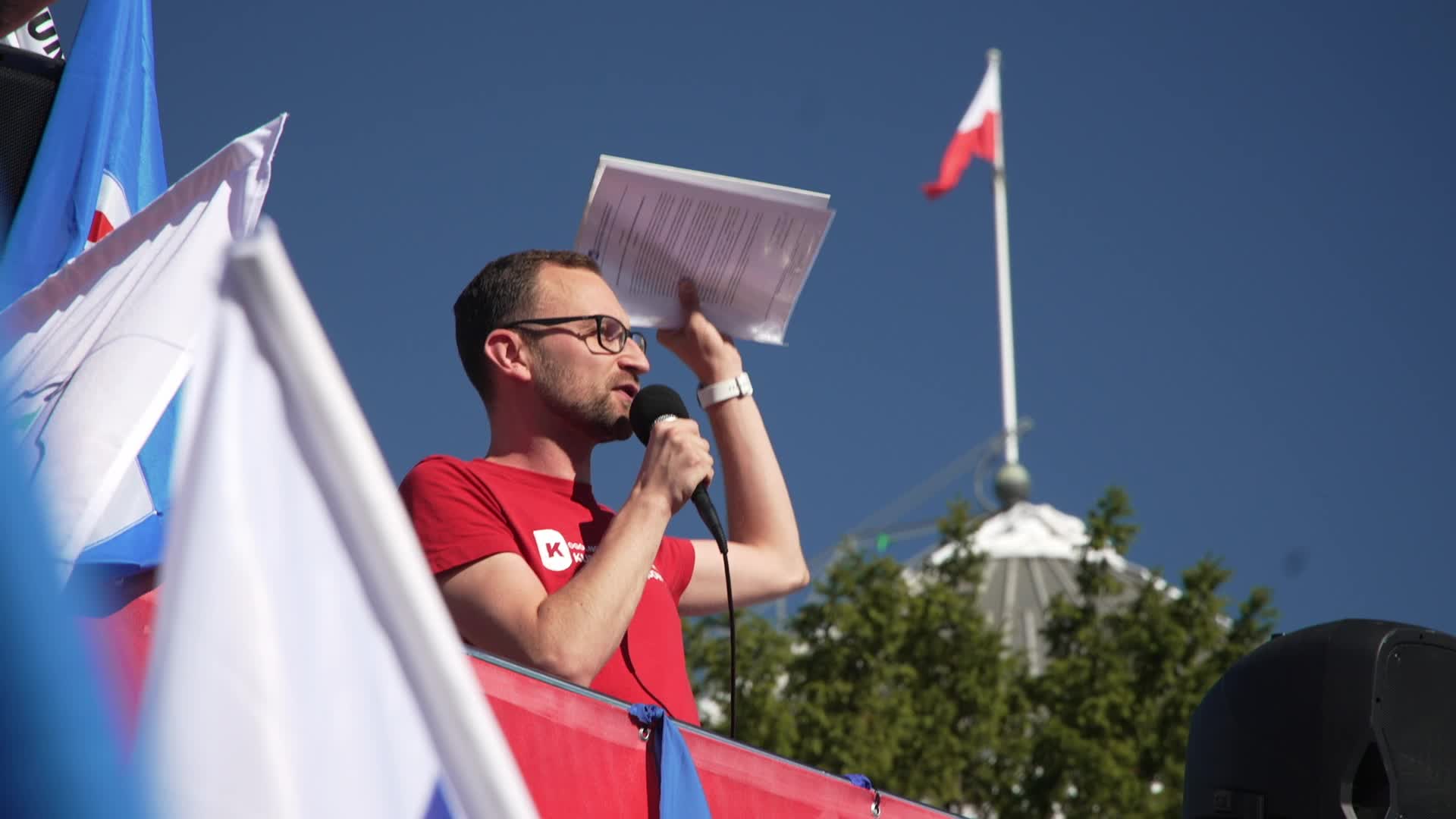 Thousands of government workers rally in Warsaw