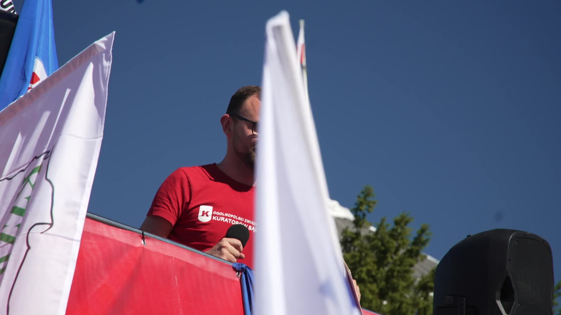 Thousands of government workers rally in Warsaw