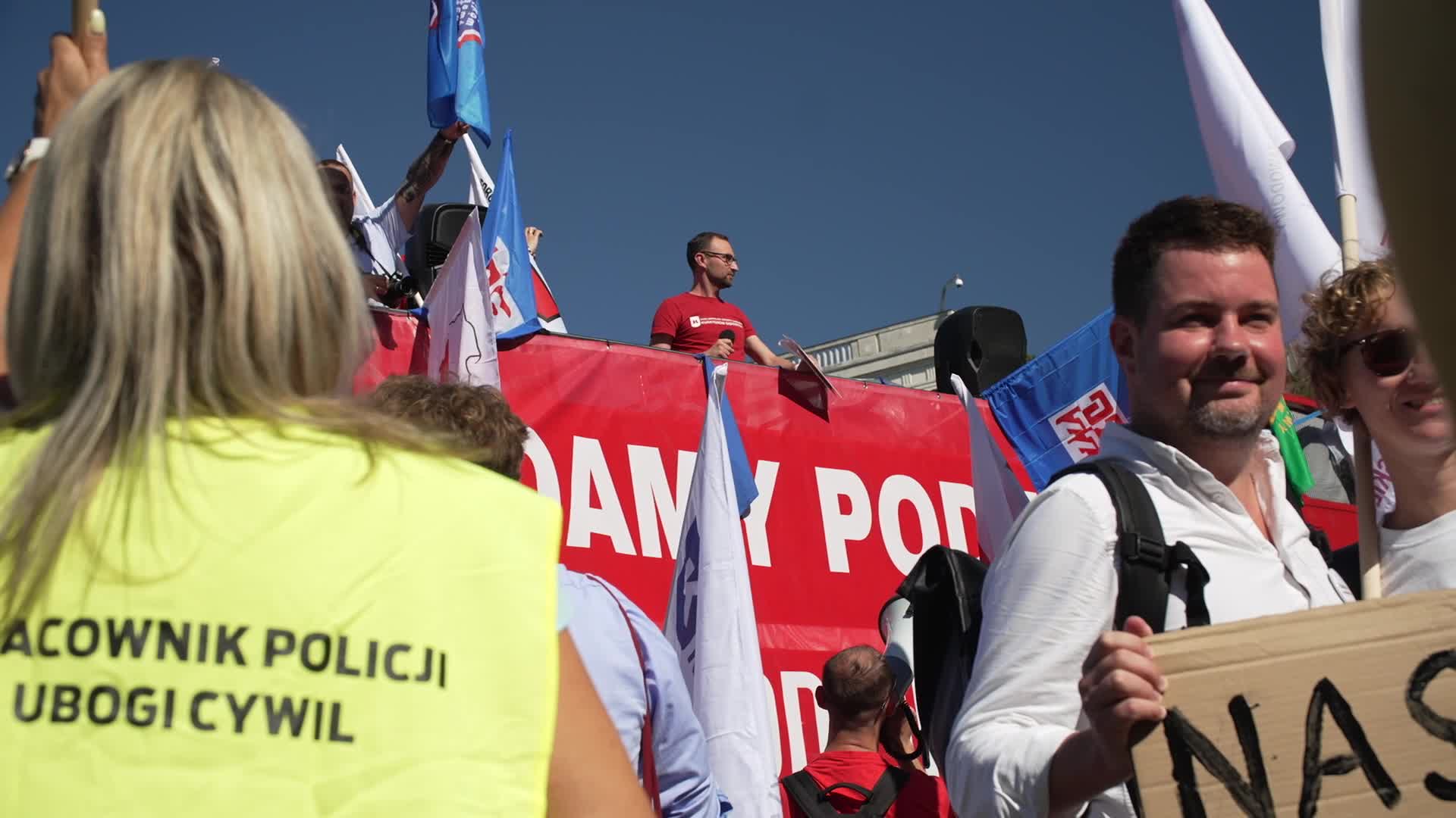 Thousands of government workers rally in Warsaw