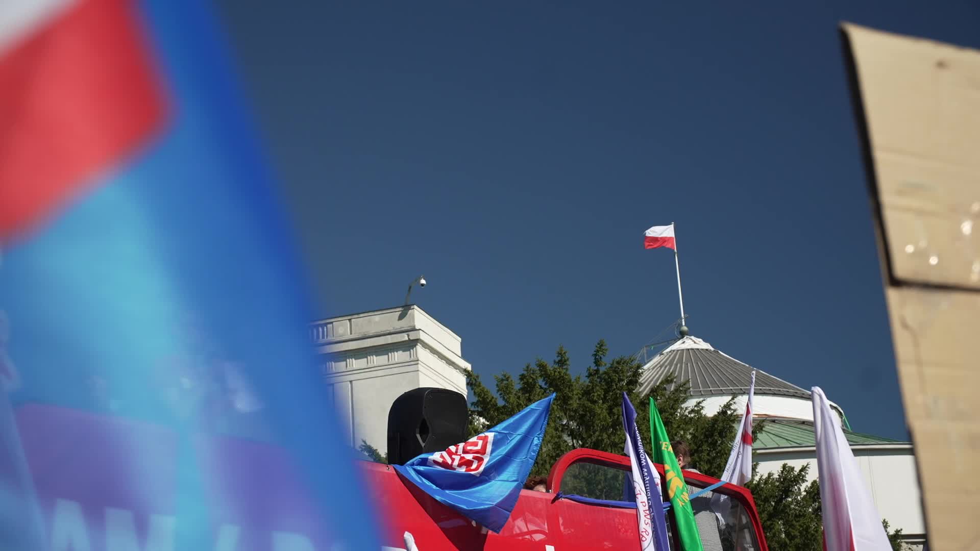 Thousands of government workers rally in Warsaw