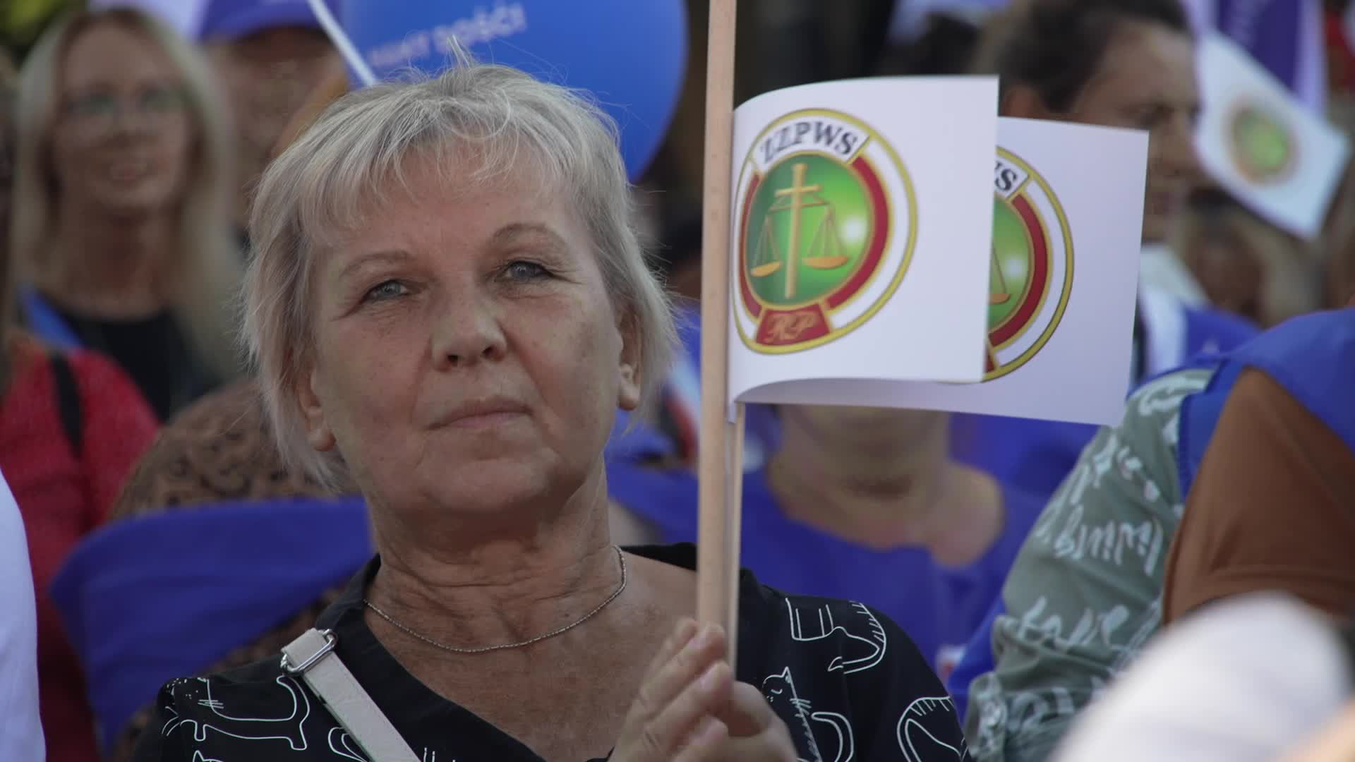 Thousands of government workers rally in Warsaw