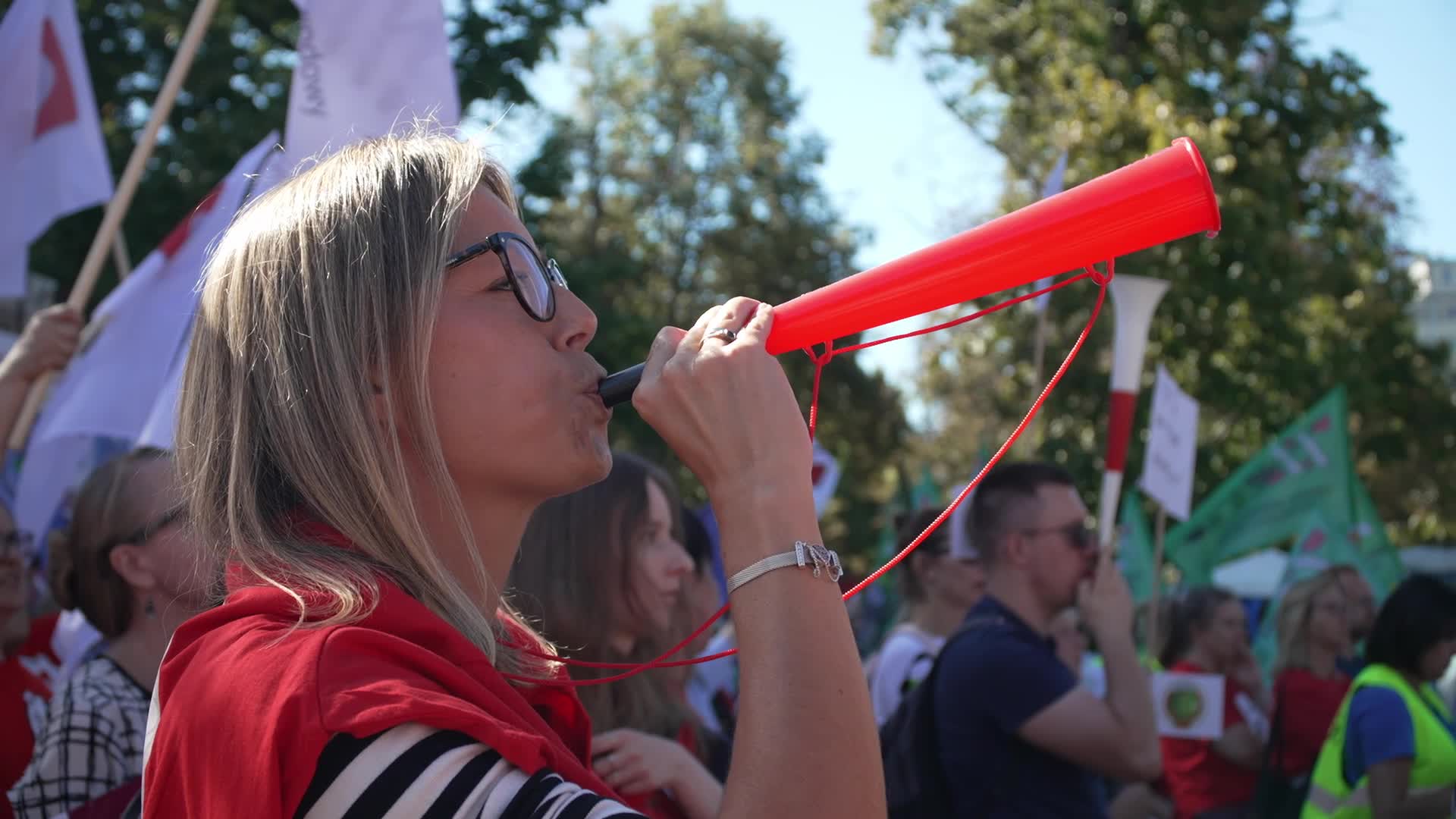 Thousands of government workers rally in Warsaw
