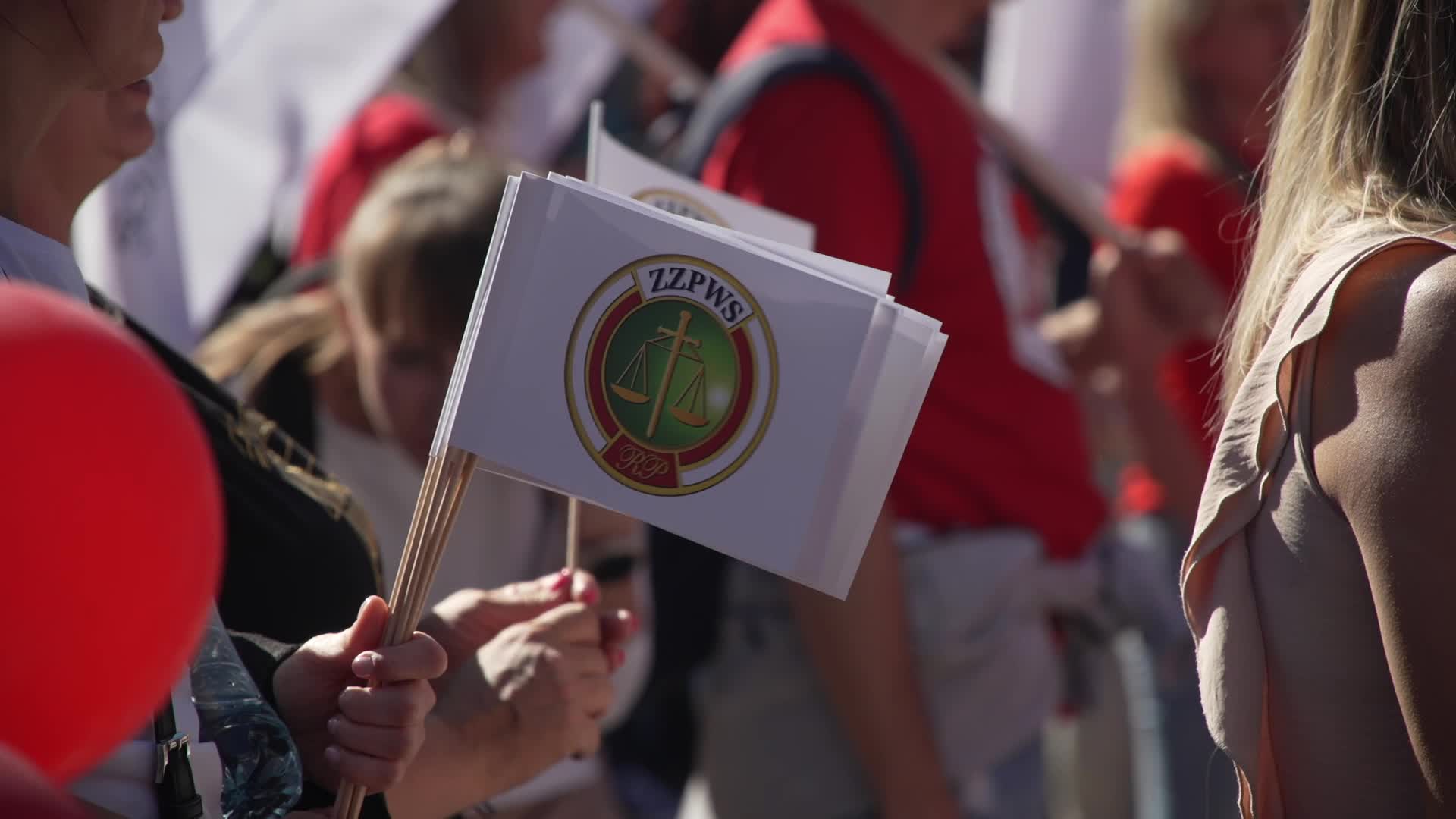 Thousands of government workers rally in Warsaw