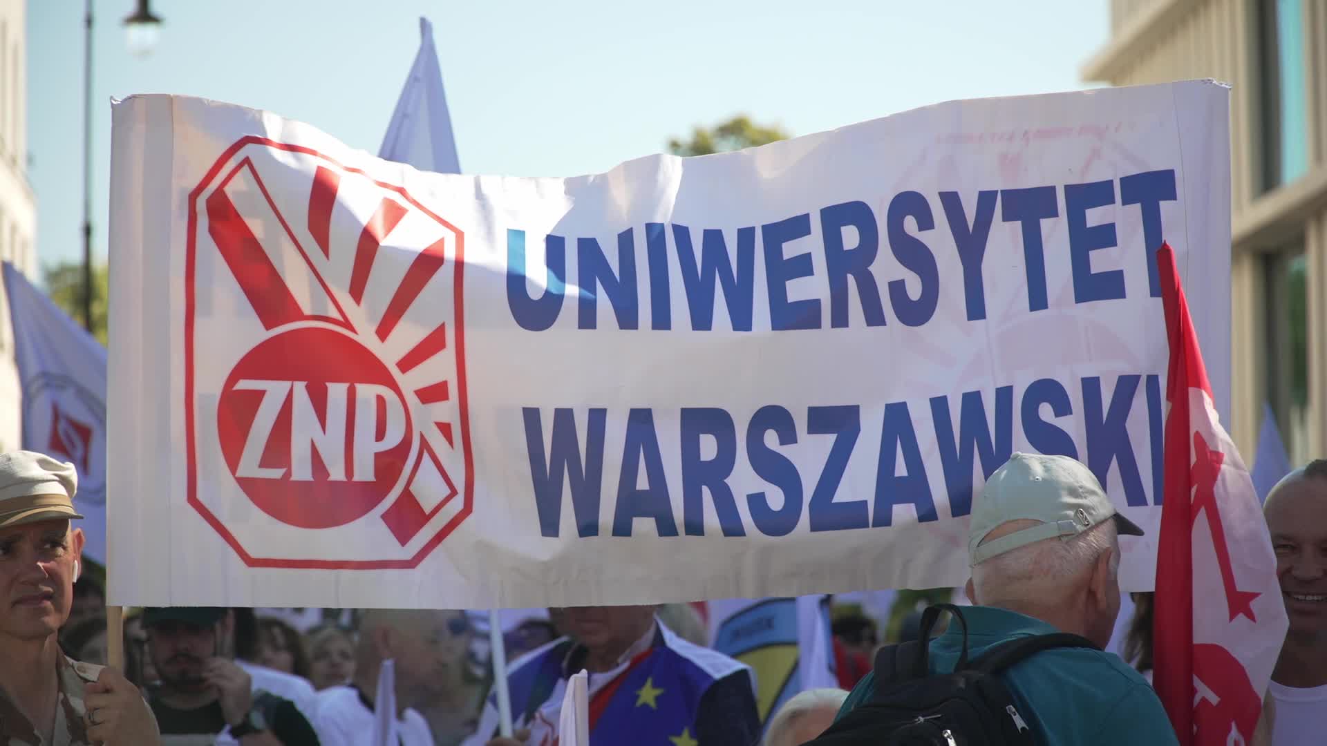 Thousands of government workers rally in Warsaw
