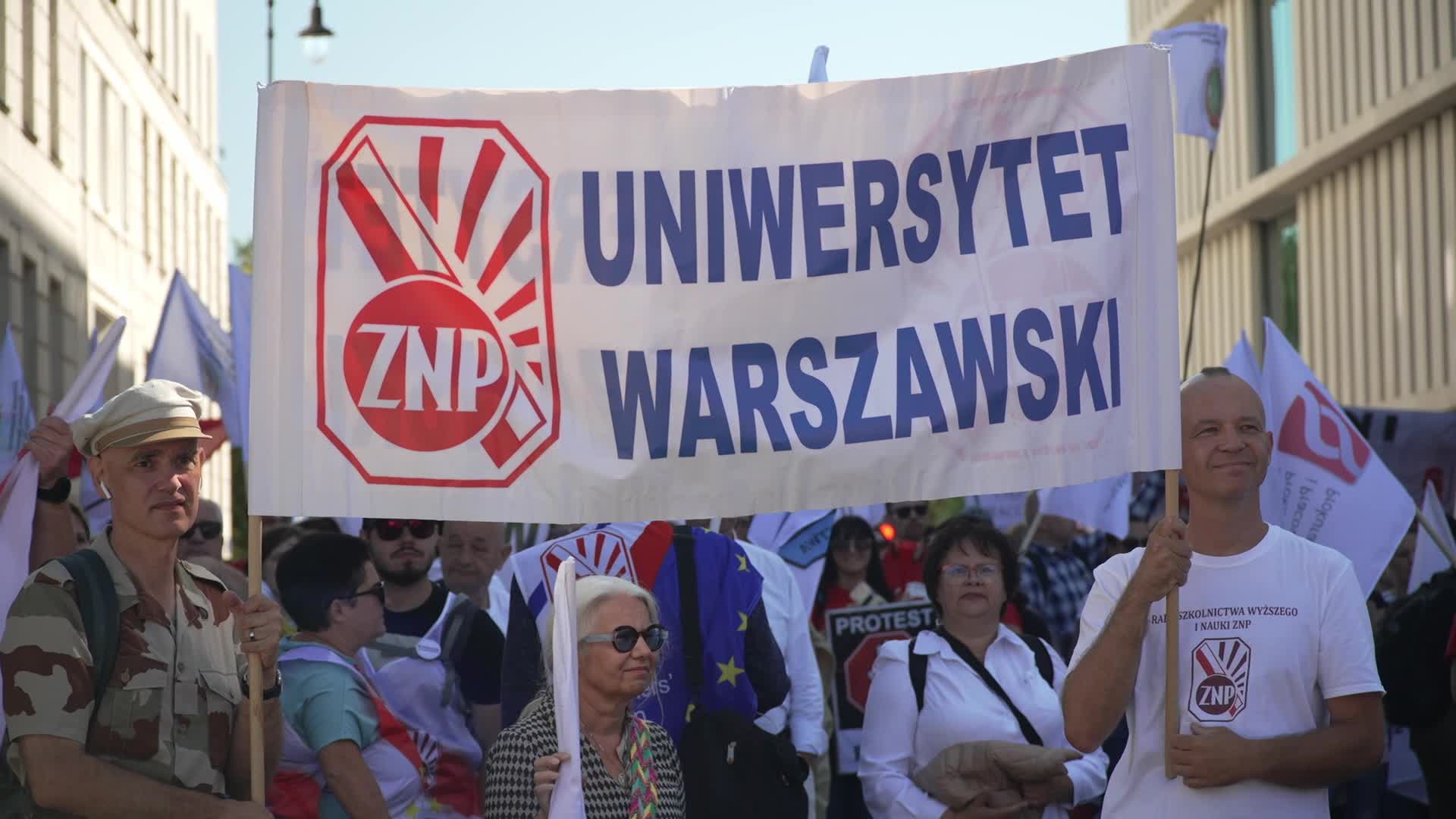 Thousands of government workers rally in Warsaw