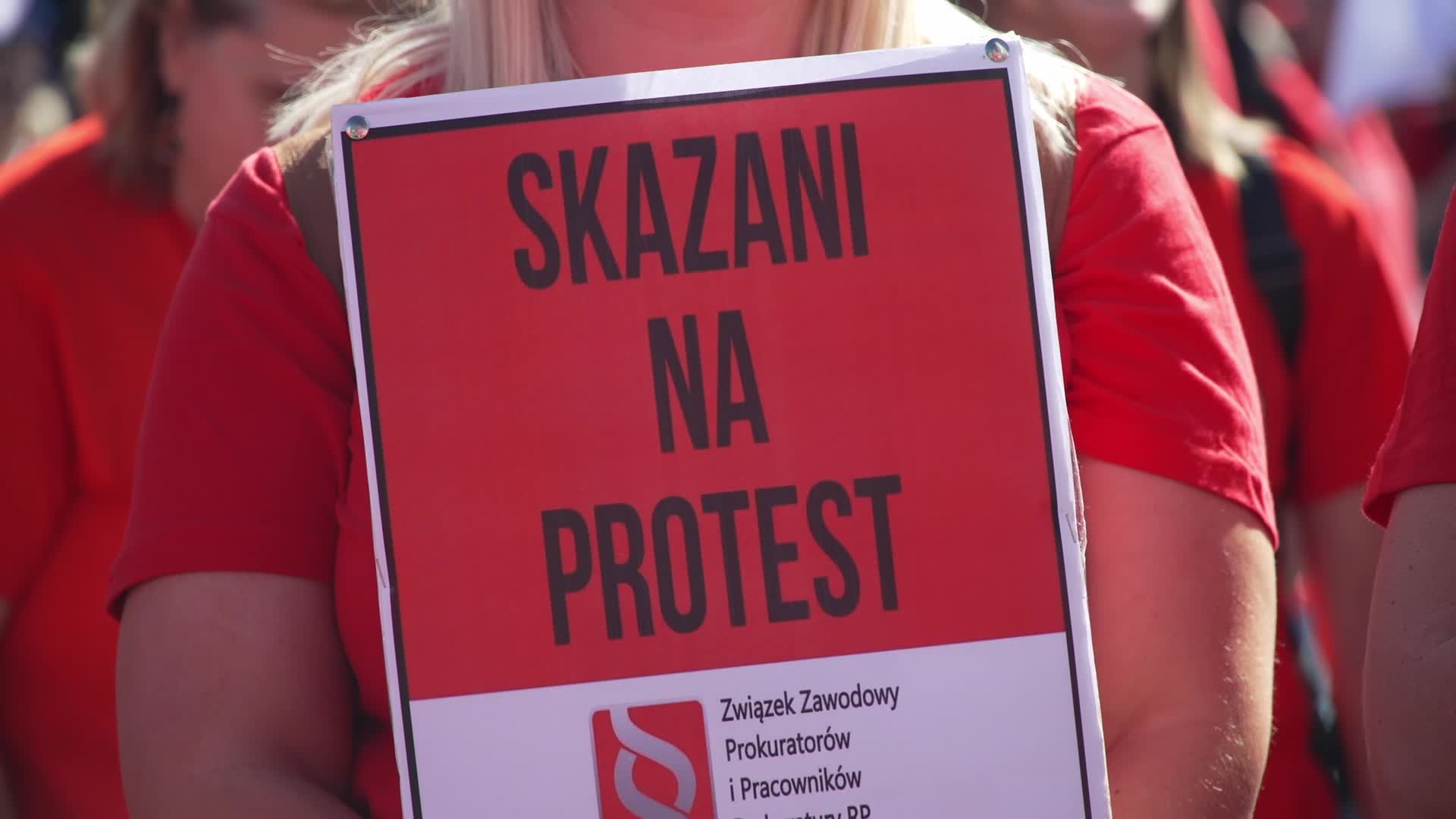 Thousands of government workers rally in Warsaw
