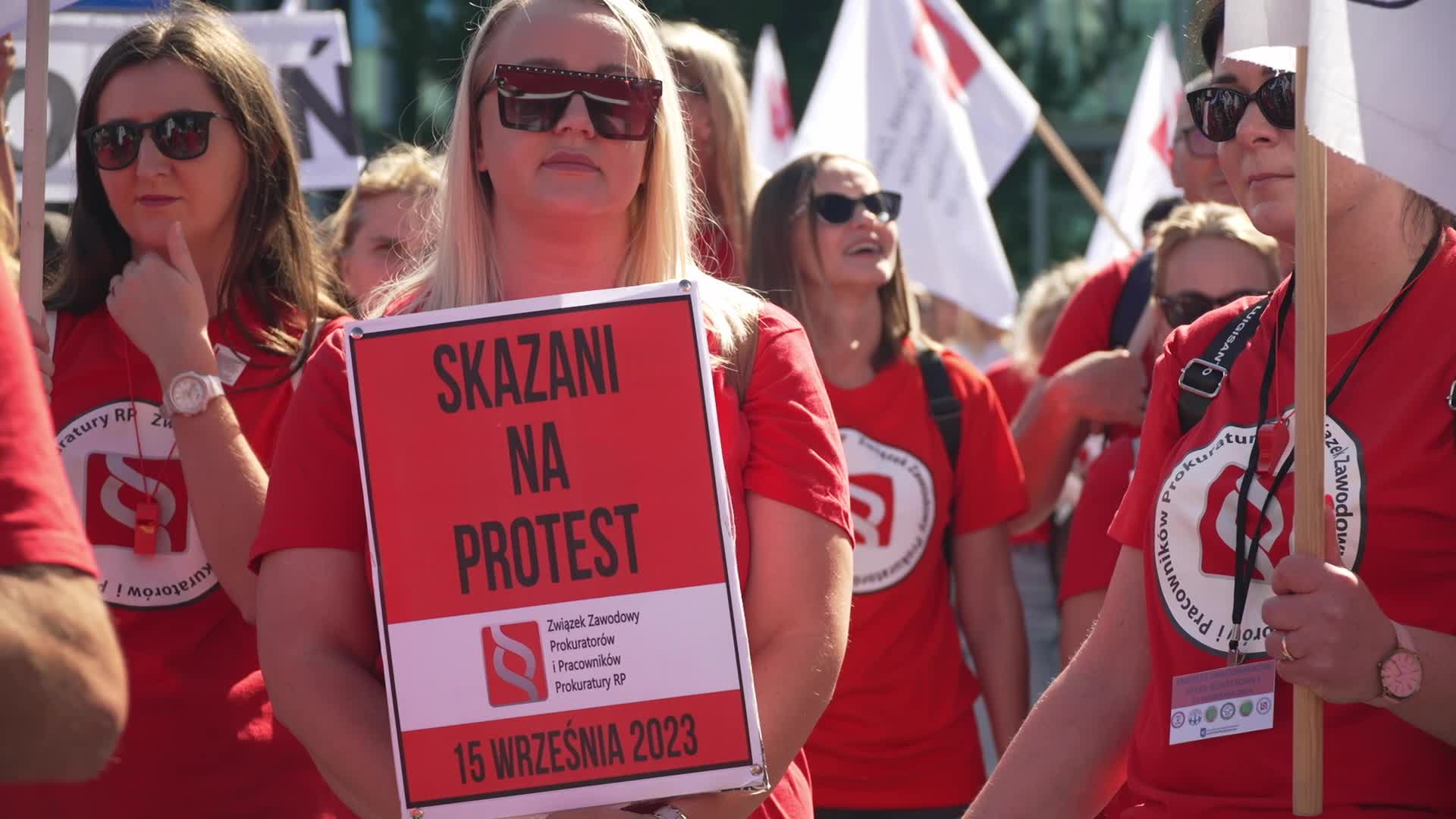 Thousands of government workers rally in Warsaw