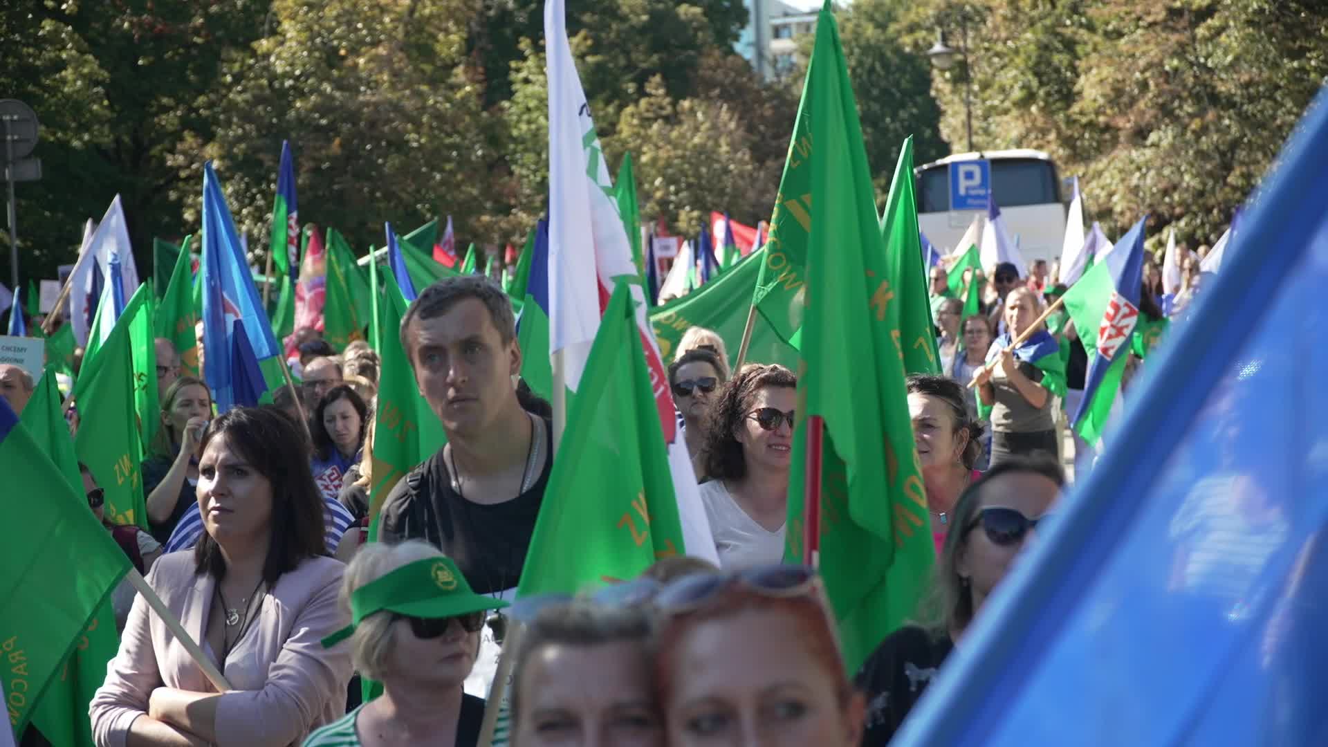 Thousands of government workers rally in Warsaw