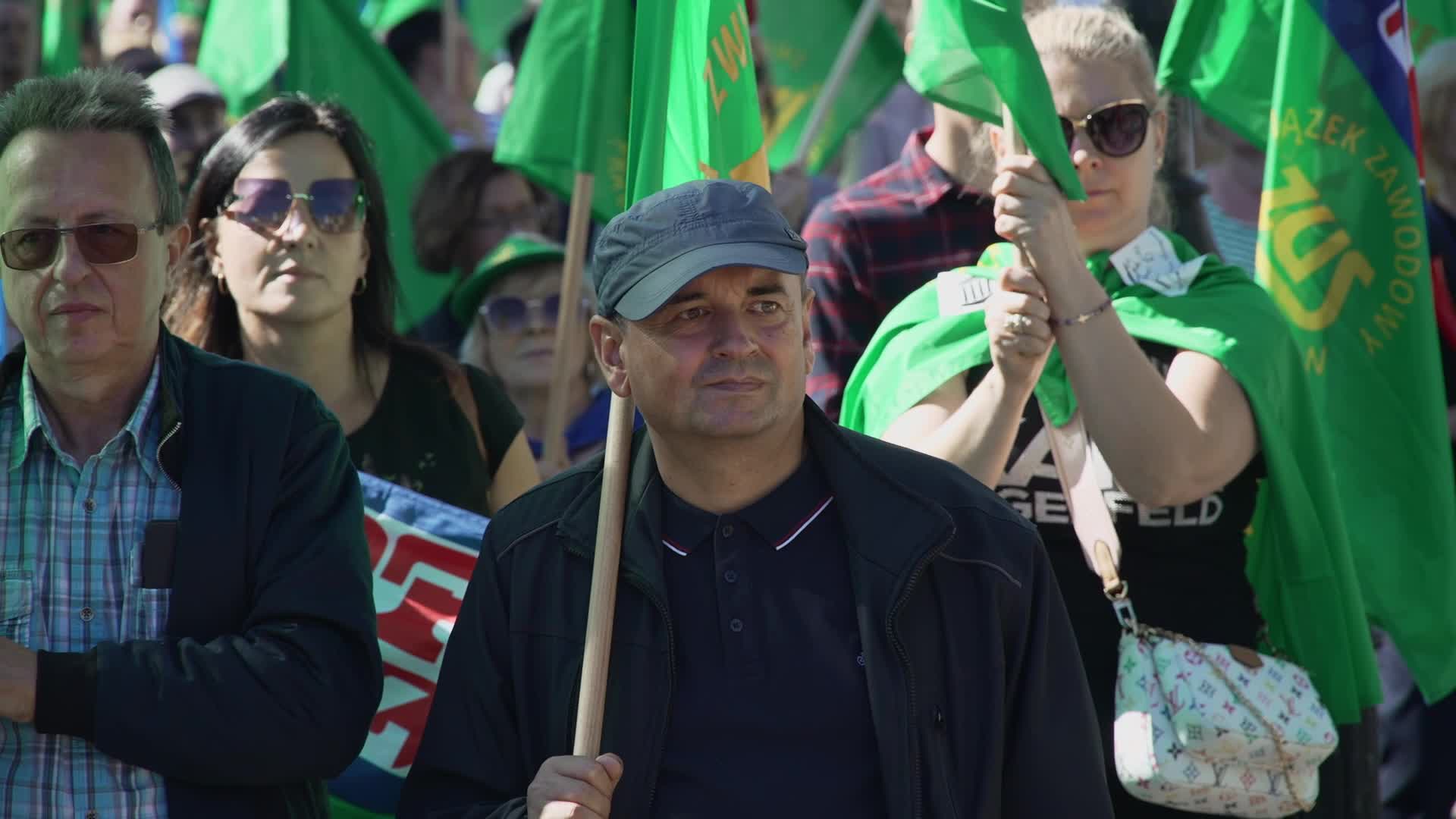 Thousands of government workers rally in Warsaw