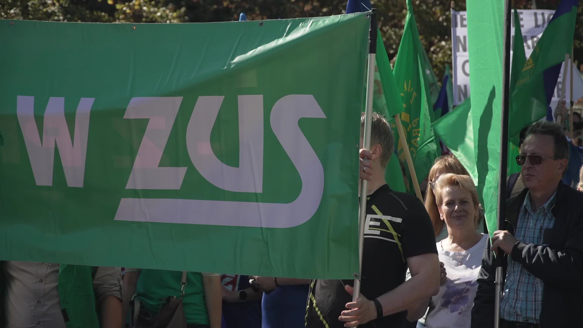 Thousands of government workers rally in Warsaw