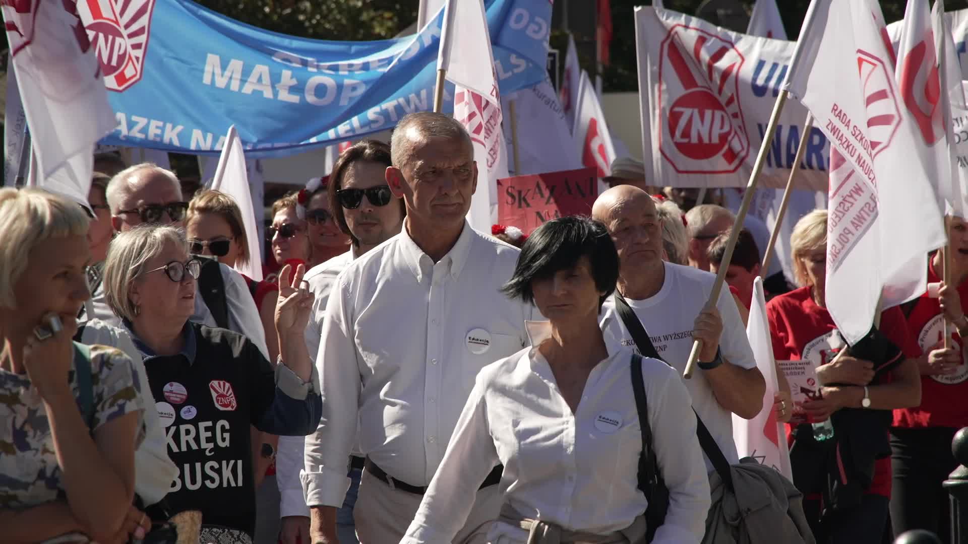 Thousands of government workers rally in Warsaw