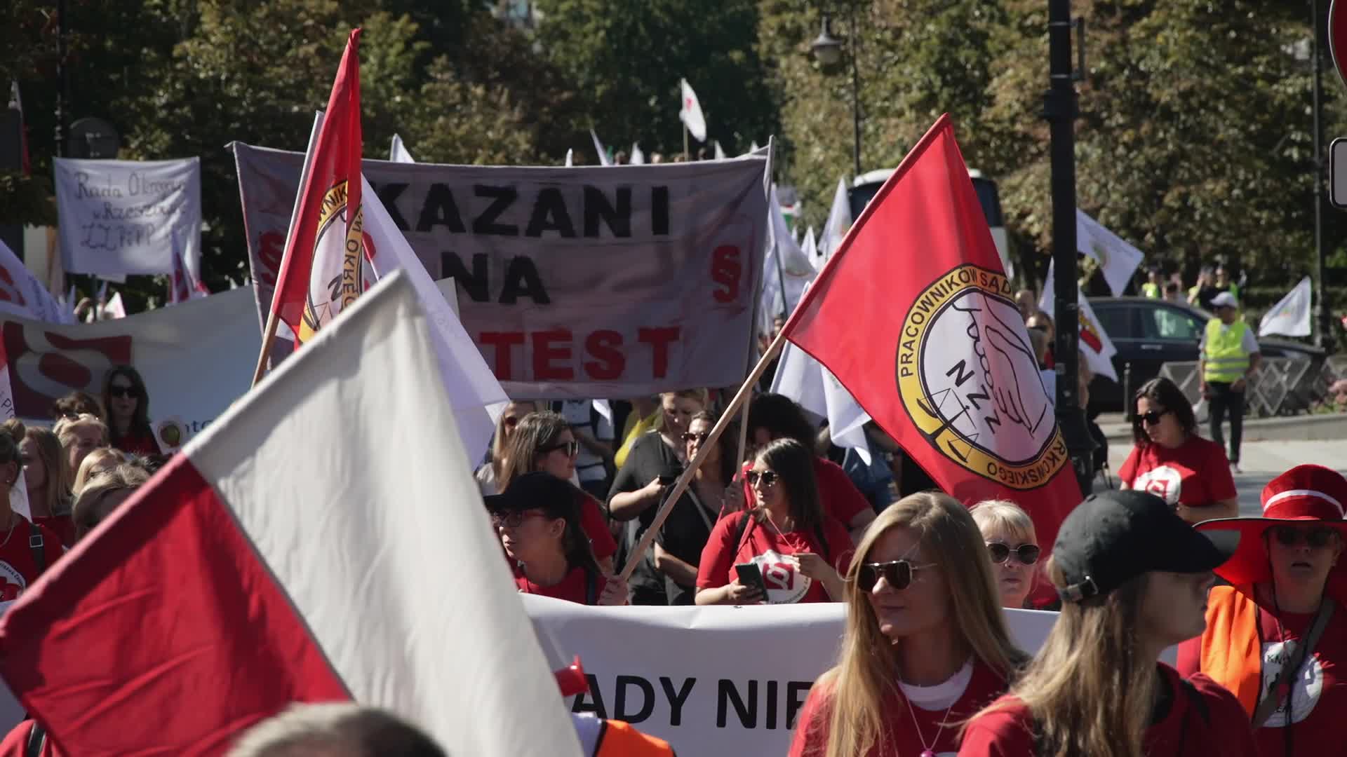 Thousands of government workers rally in Warsaw