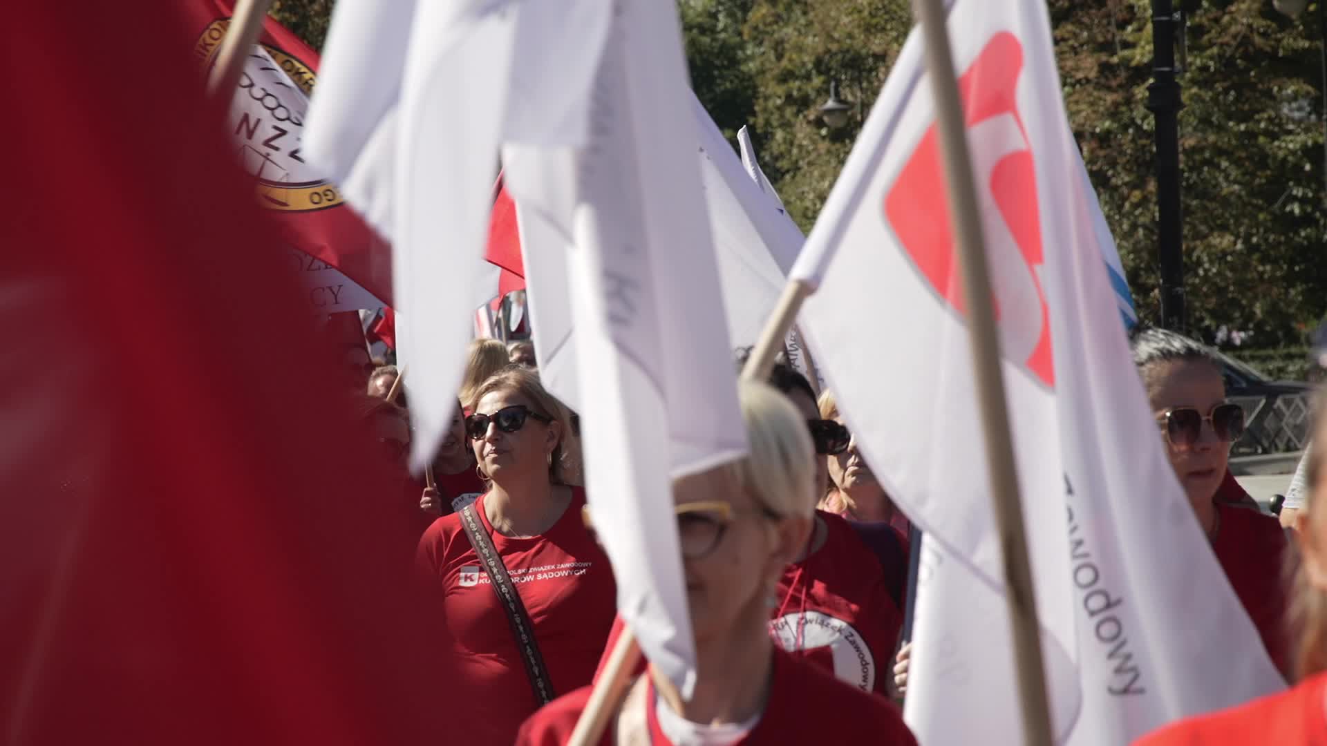 Thousands of government workers rally in Warsaw