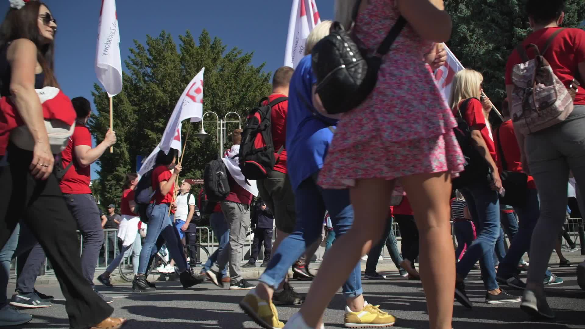 Thousands of government workers rally in Warsaw