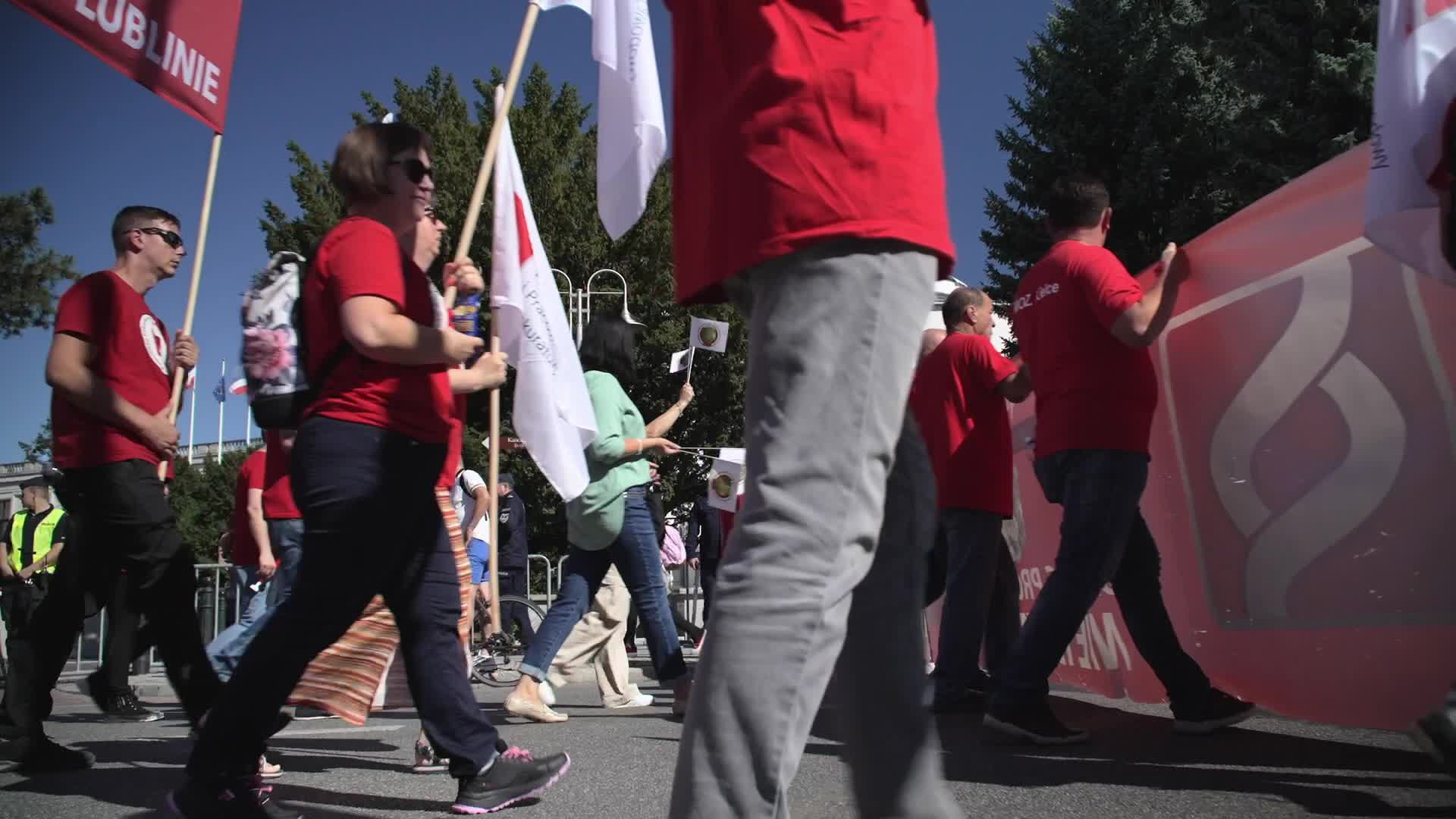 Thousands of government workers rally in Warsaw